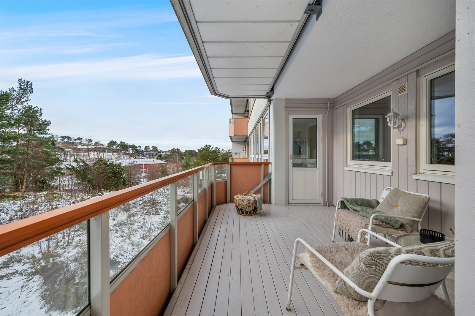 Balkongen er på ca 12 m2 og har god plass til sittegruppe og møblering Galleribilde