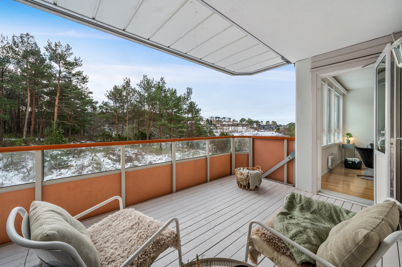 Meget usjenert plassering med utsikt mot naturområde. Her kan man nyte fine sommerdager med venner og familie Galleribilde