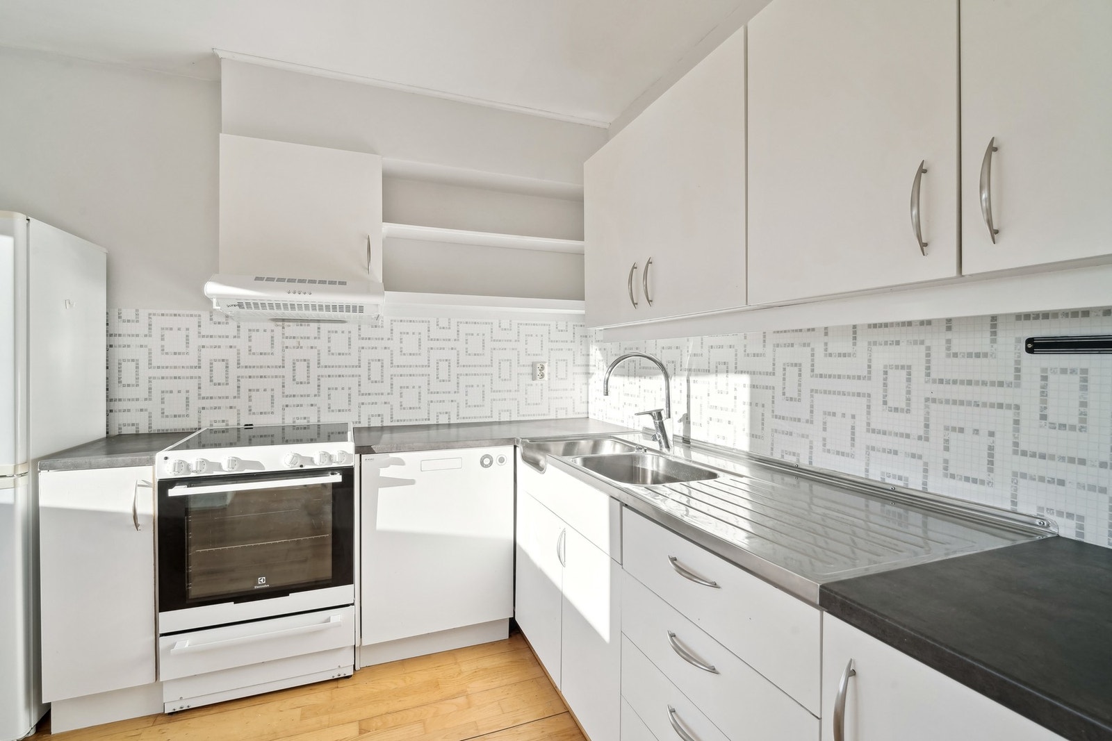 Kjøkkenet er utstyrt med komfyr, kjøleskap og har opplegg for oppvaskmaskin. Galleribilde