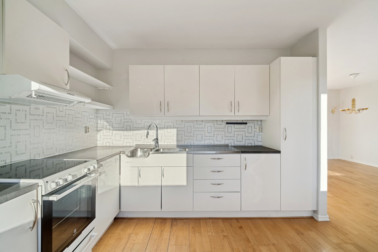 Kjøkkenet er romslig av seg og har en praktisk utforming. Galleribilde