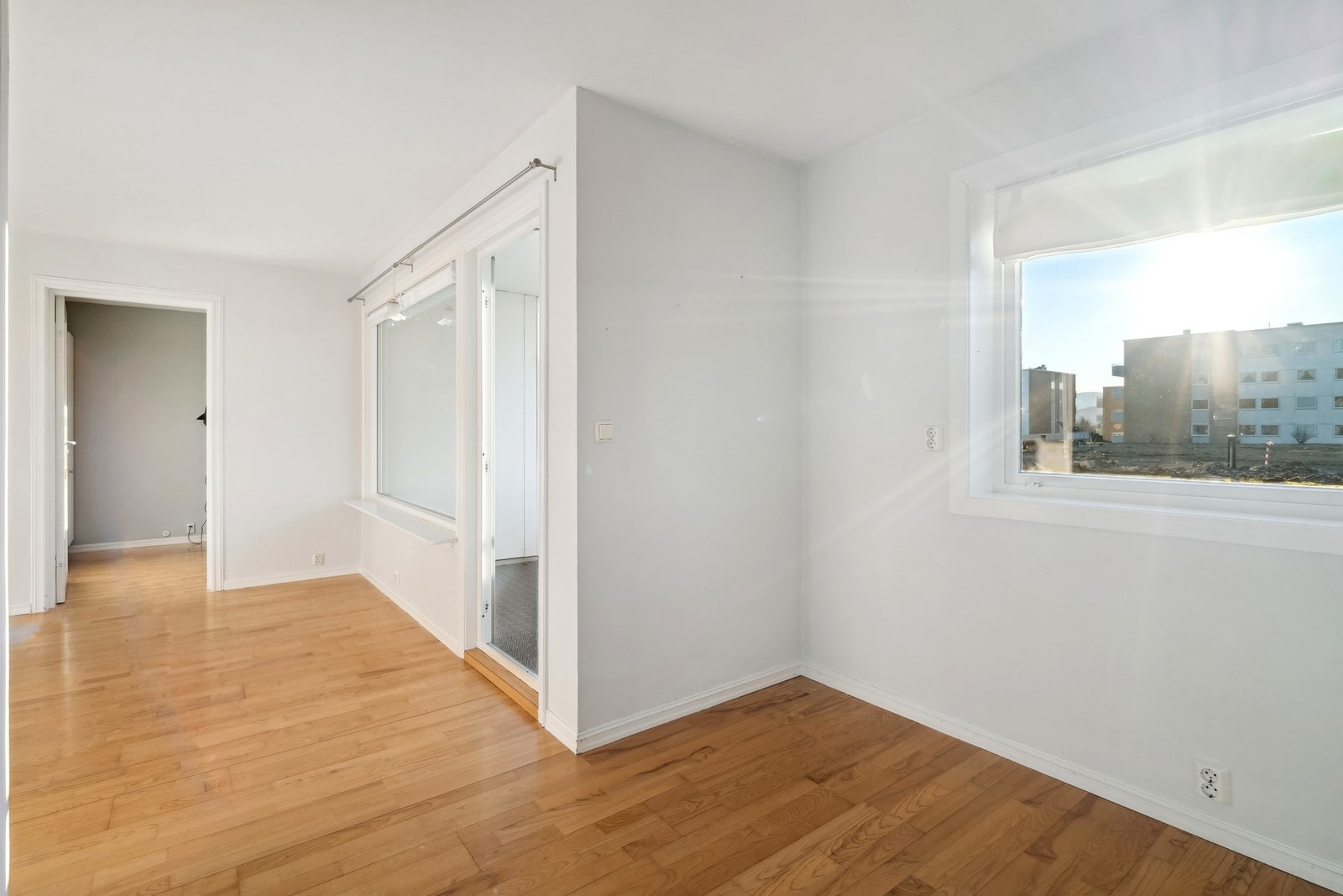 Stuen har en praktisk utforming som gjør det enkelt å møblere i de ulike brukssonene. Galleribilde