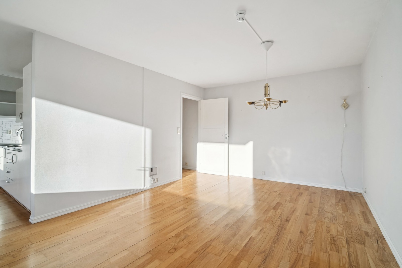 Leiligheten er belagt med en tre-stavs parkett, veggene er i ført hvite malte flater. Galleribilde