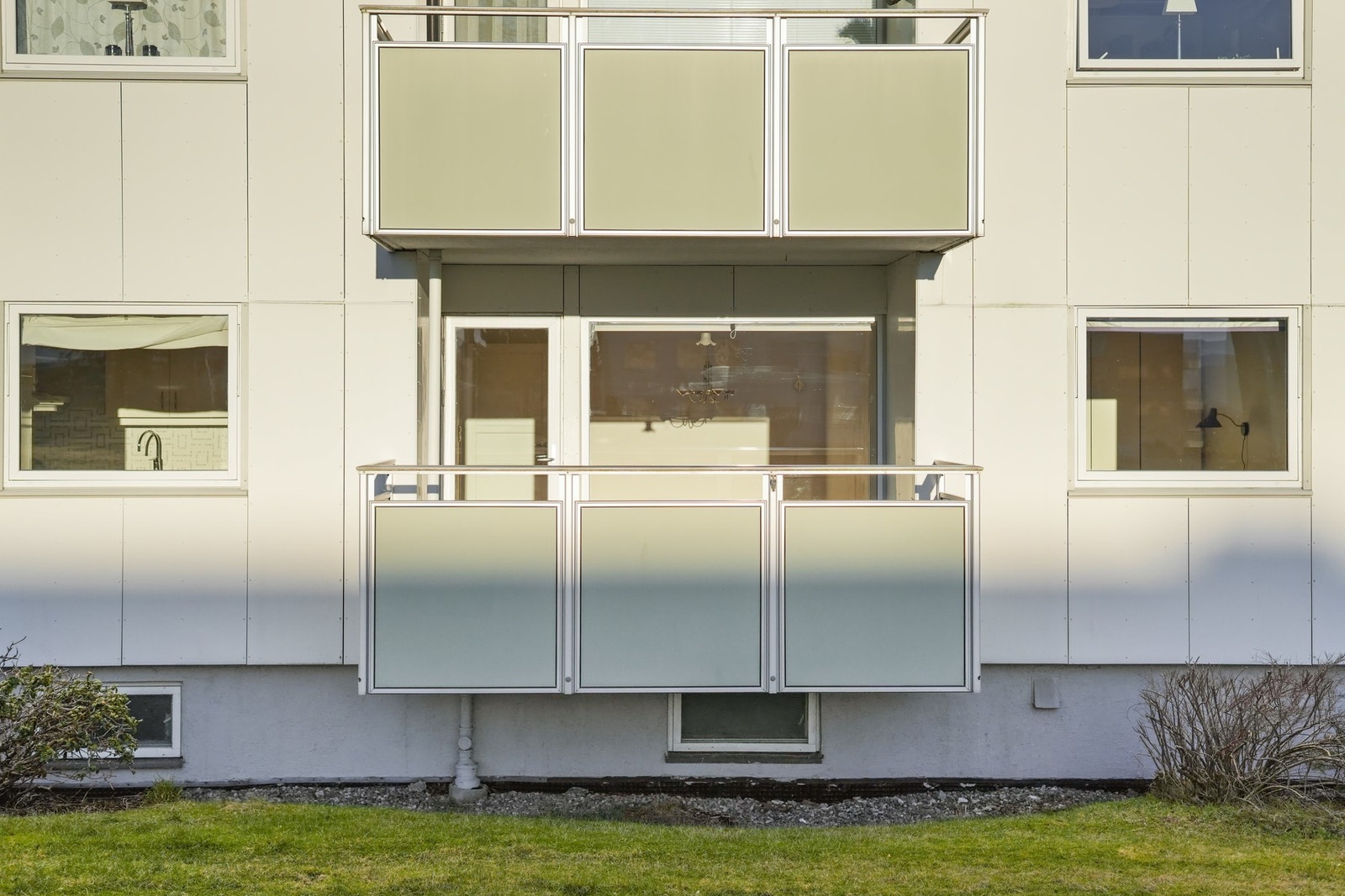 Balkongen er overbygd og har god plass til utemøblene. Galleribilde