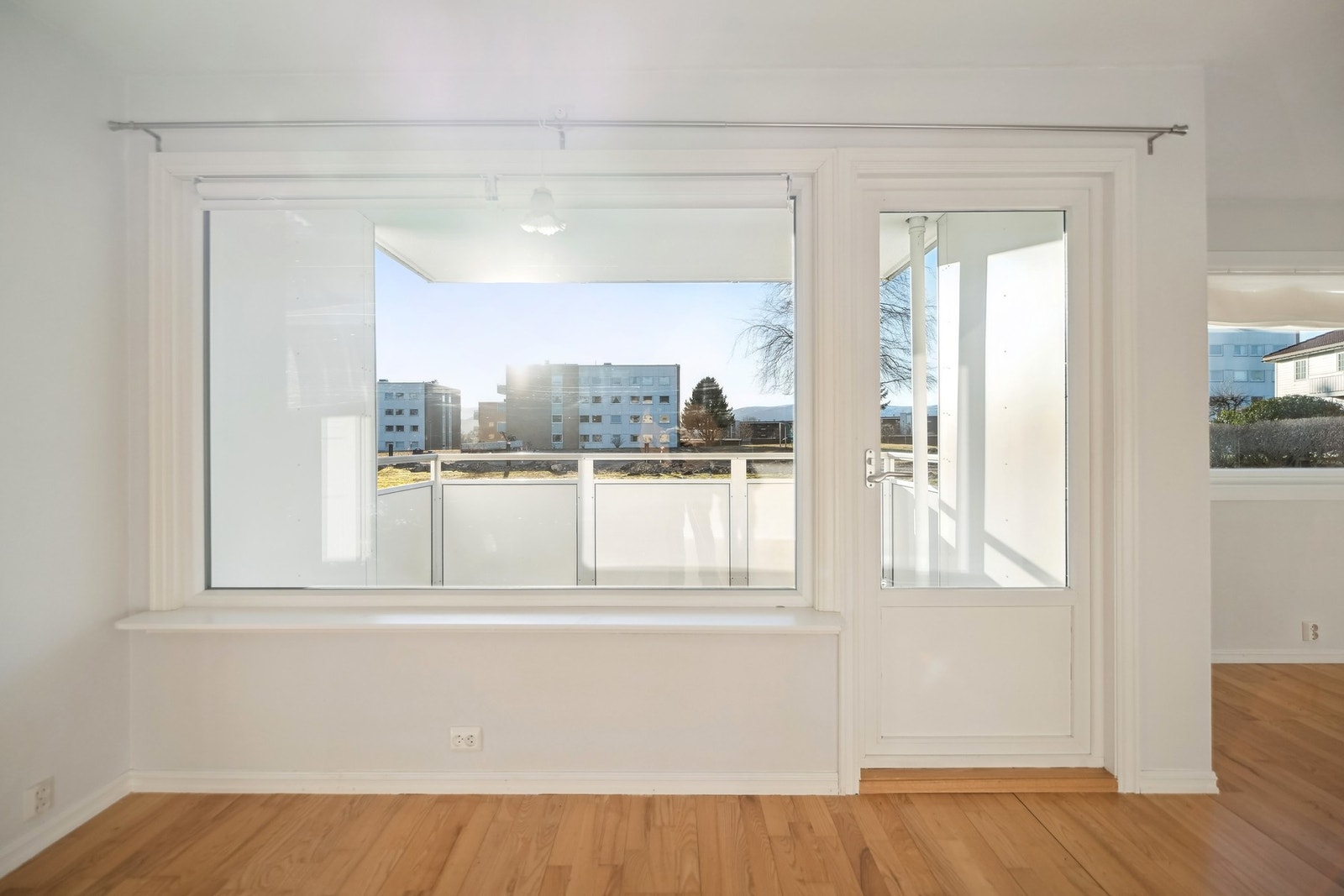 I stuen er det store vindusflater vendt mot vest, disse bidrar til et fantastisk lysinnslipp og danner en god romfølelse. Galleribilde