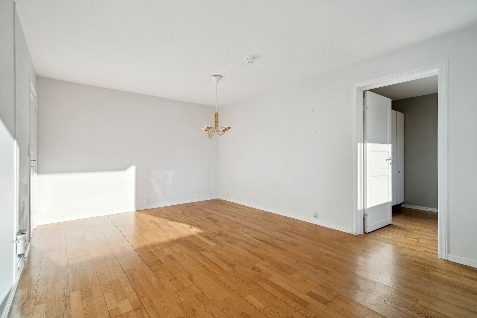 Leiligheten er beliggende i første etasje av blokk 11 og holder en gjennomgående god standard. Galleribilde