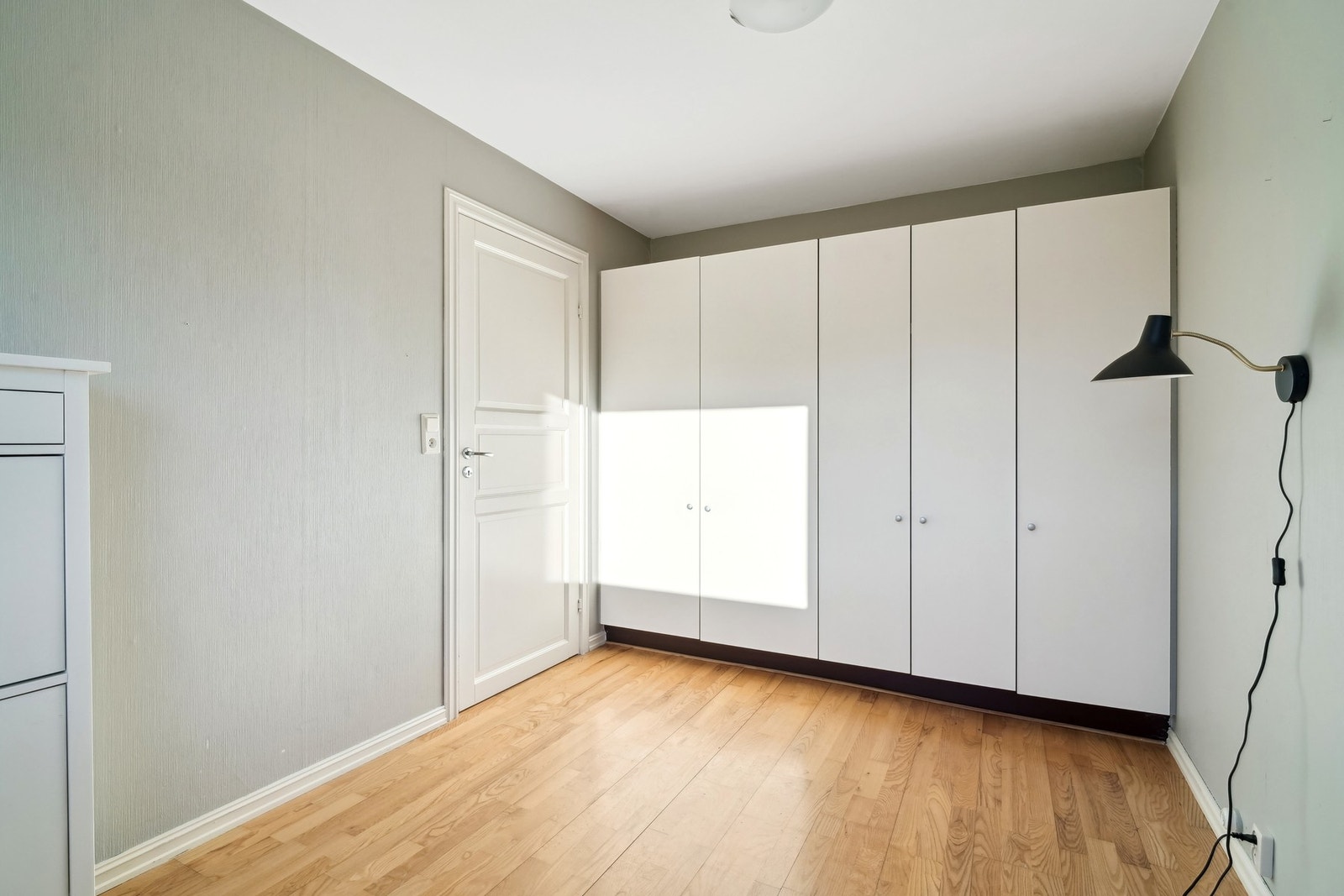 Her er det utstyrt med doble garderobeskap som gir god plass til oppbevaringen. Galleribilde