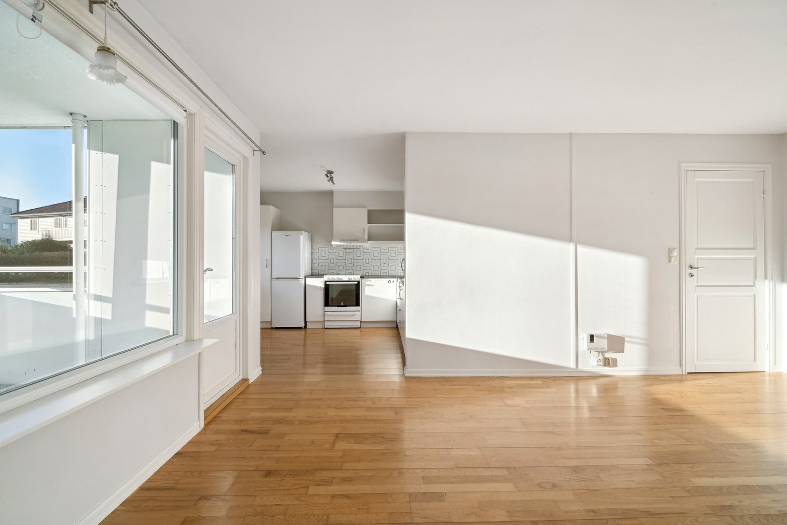 Stuen er i delvis åpen løsning med kjøkkenet. Galleribilde