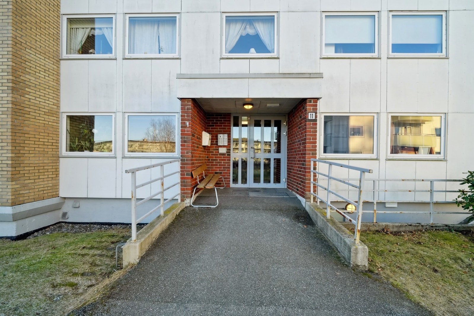 Det er enkel tilkomst til leiligheten direkte fra 1.etashe. Galleribilde