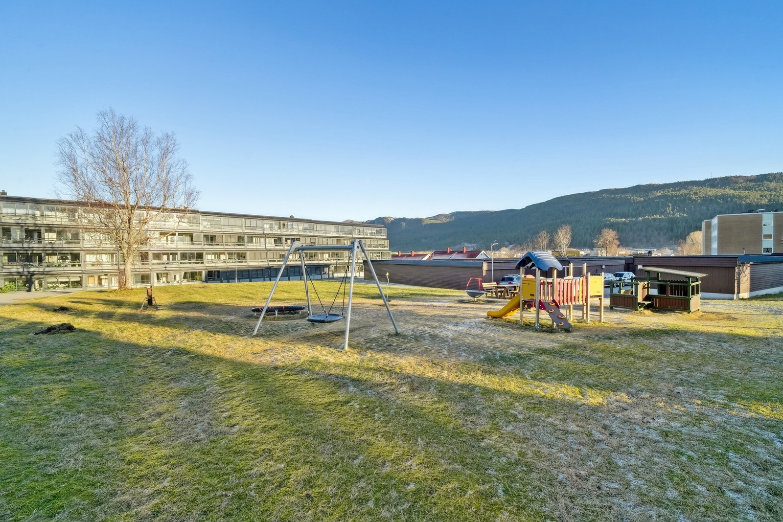 Fellesarealet er pent opparbeidet med grøntareal og asfalterte kjøre- og gangveger. Galleribilde