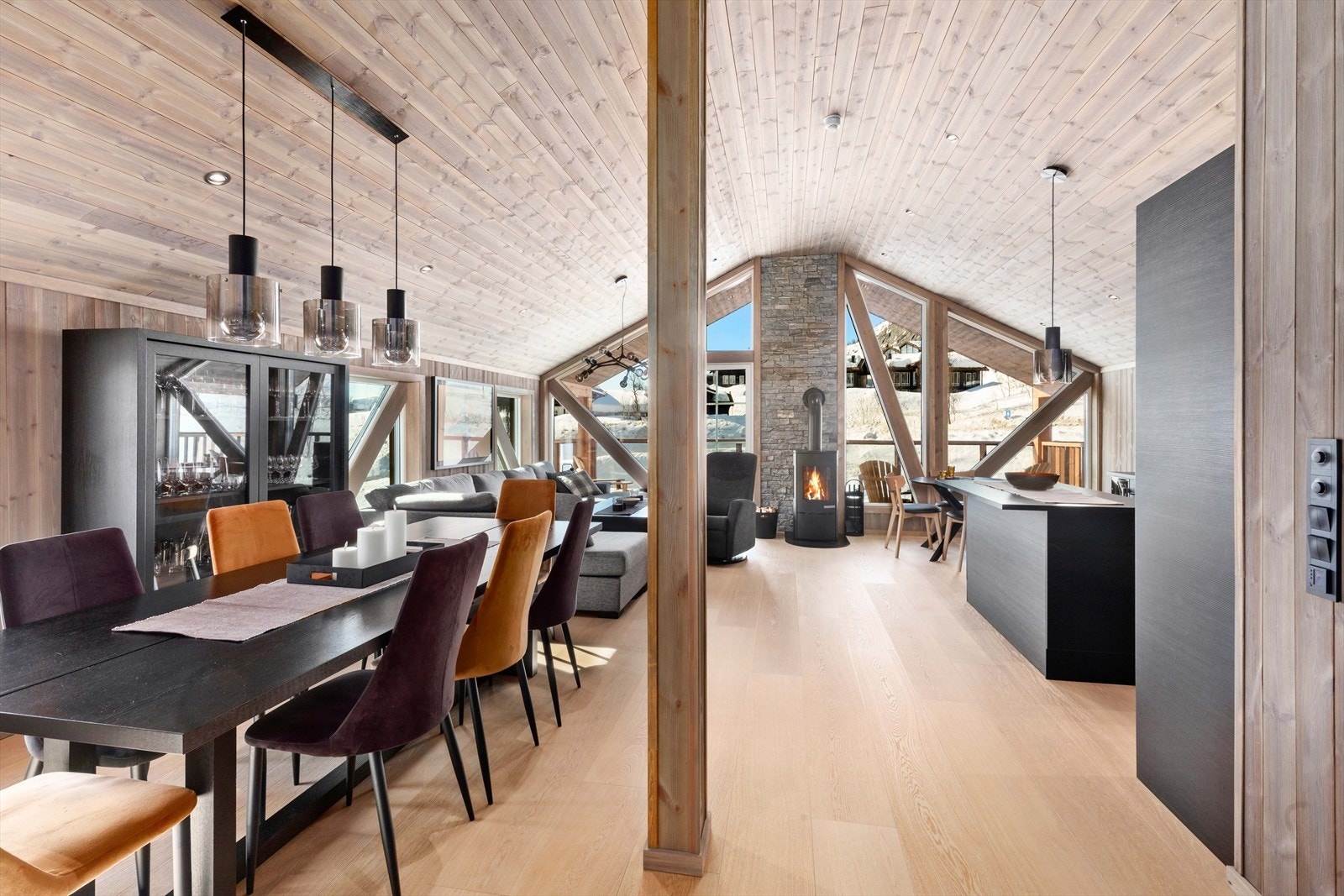 En nyere, lekker toppleilighet over to etasjer med 2 verandaer, p-plass og nydelig utsikt. Kort avstand til skiheis. Galleribilde