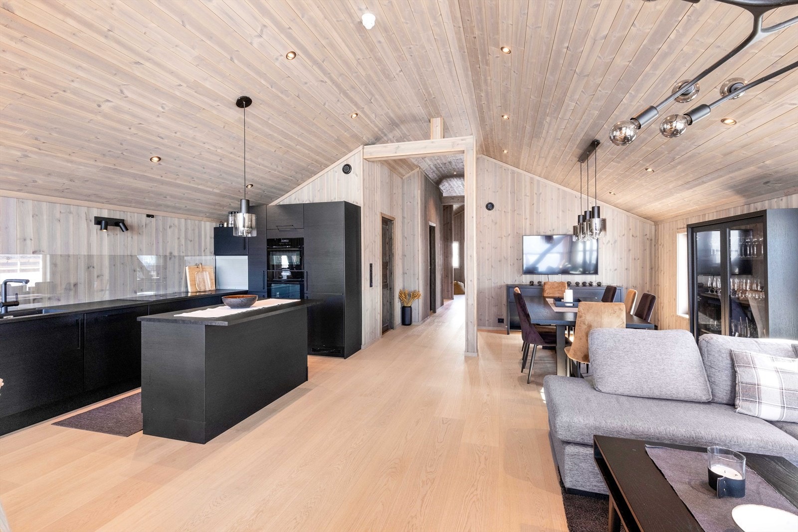 Plass til både spisebord og sofagruppe. Galleribilde