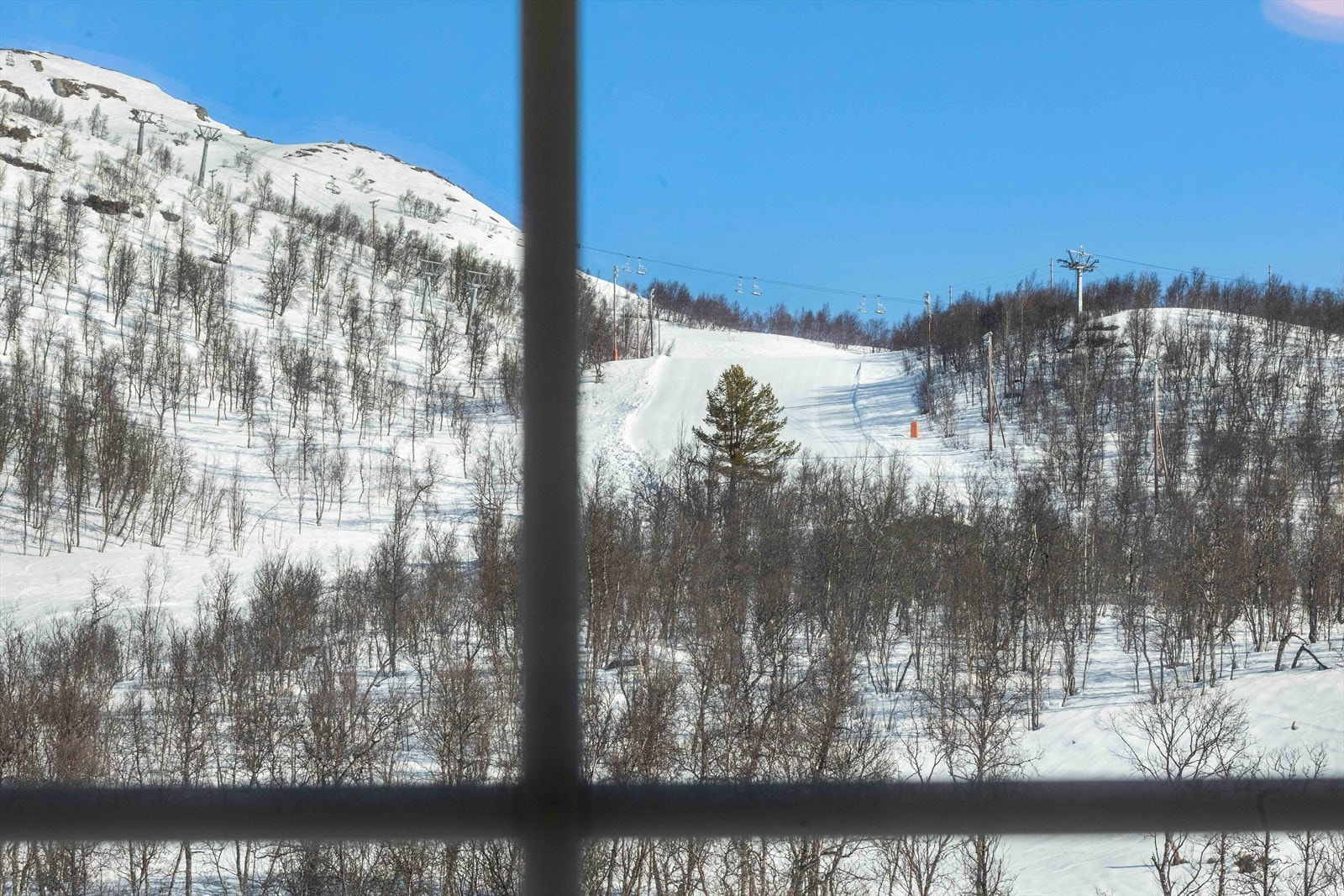 Utsikt mot Vestheisen og alpintanlegget Galleribilde