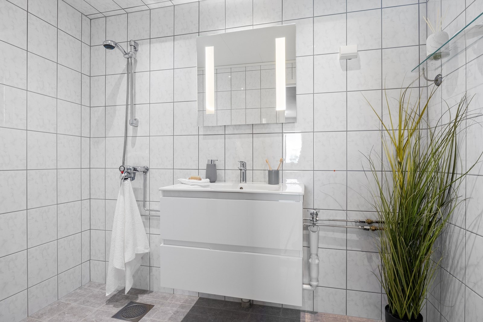 Badet ble sist modernisert i 2010 og har opplegg for vaskemaskin og tørketrommel Galleribilde