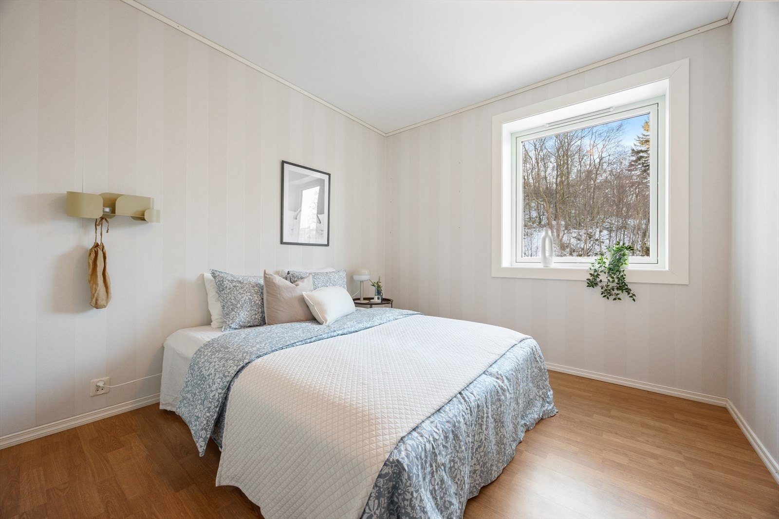 Hovedsoverommet er på 10,8 m² og har plass til dobbeltseng, nattbord og.. Galleribilde