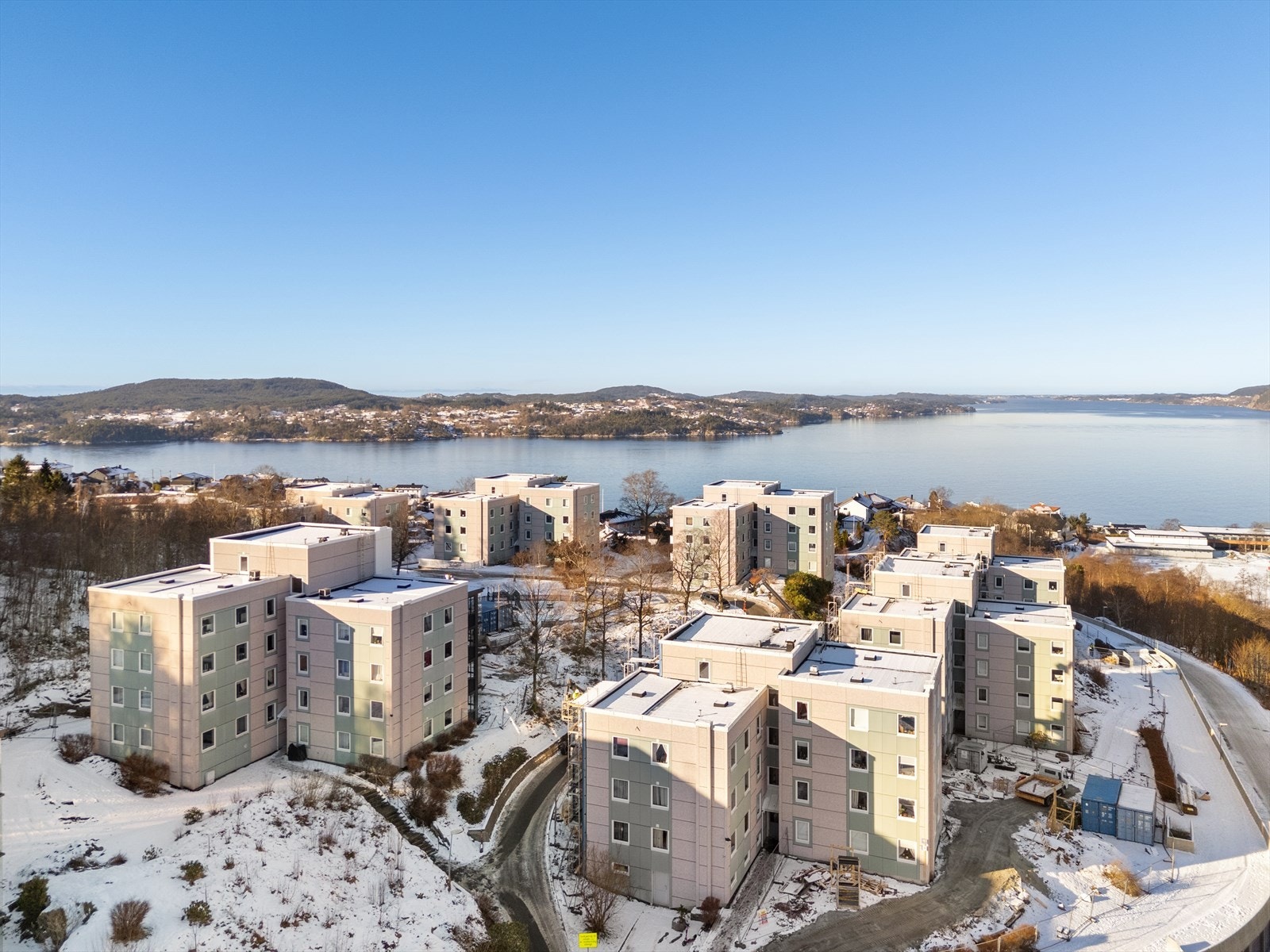Ligger på et høydedrag i borettslaget med fin utsikt utover Herdlefjorden og gode solforhold på ettermiddag / kveld Galleribilde