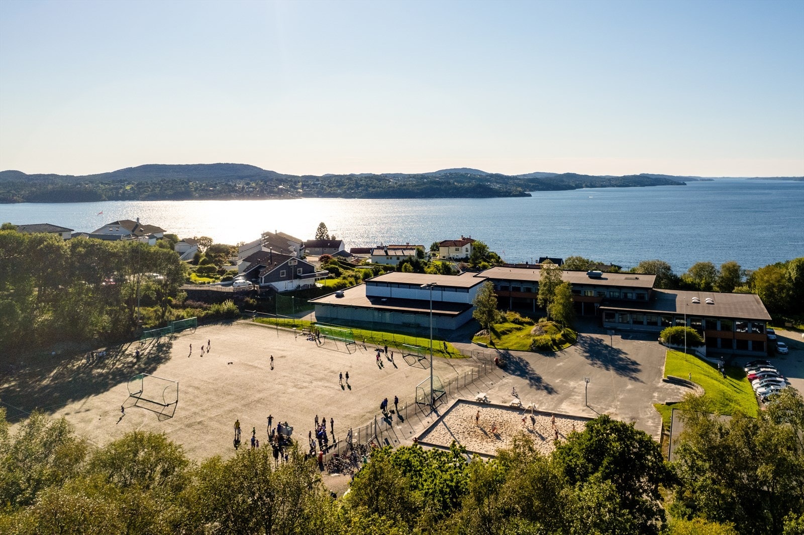 Marikollen ungdomsskole. Også nærhet til fin badeplass ved Toppesanden Galleribilde