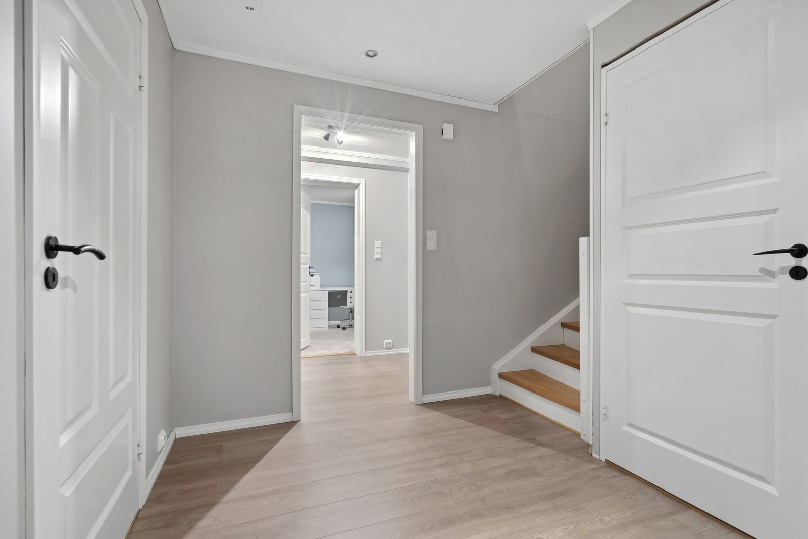 Gang med trapp mellom etasjene. Galleribilde