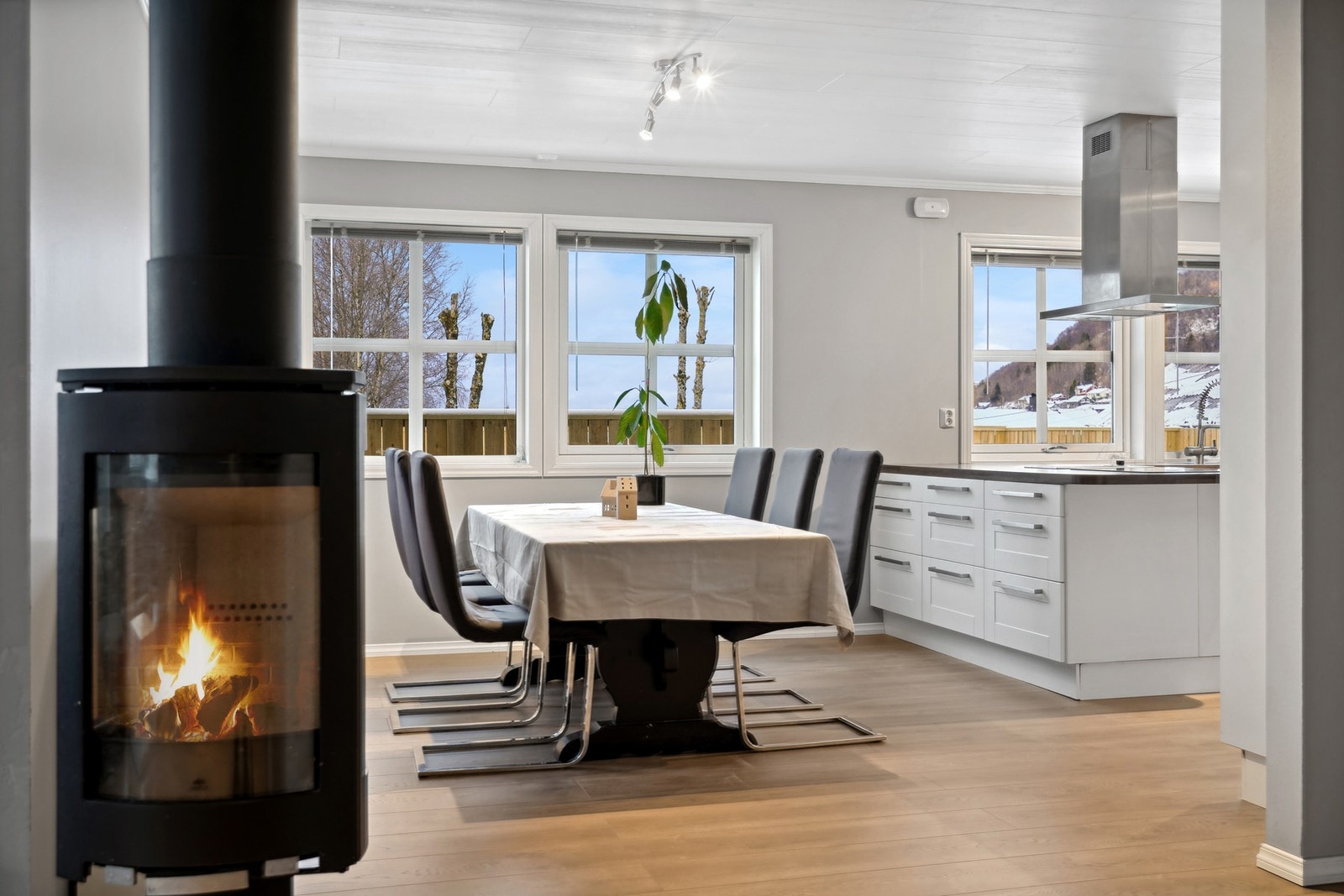 Delvis åpent fra stue til kjøkken. Galleribilde