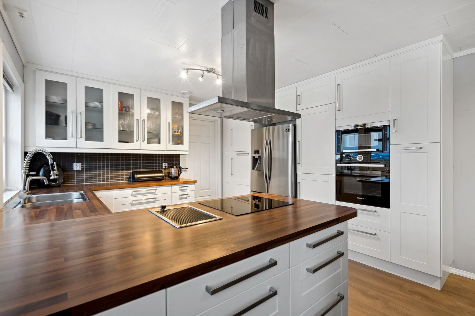 Godt med skap- og benkeplass. Galleribilde