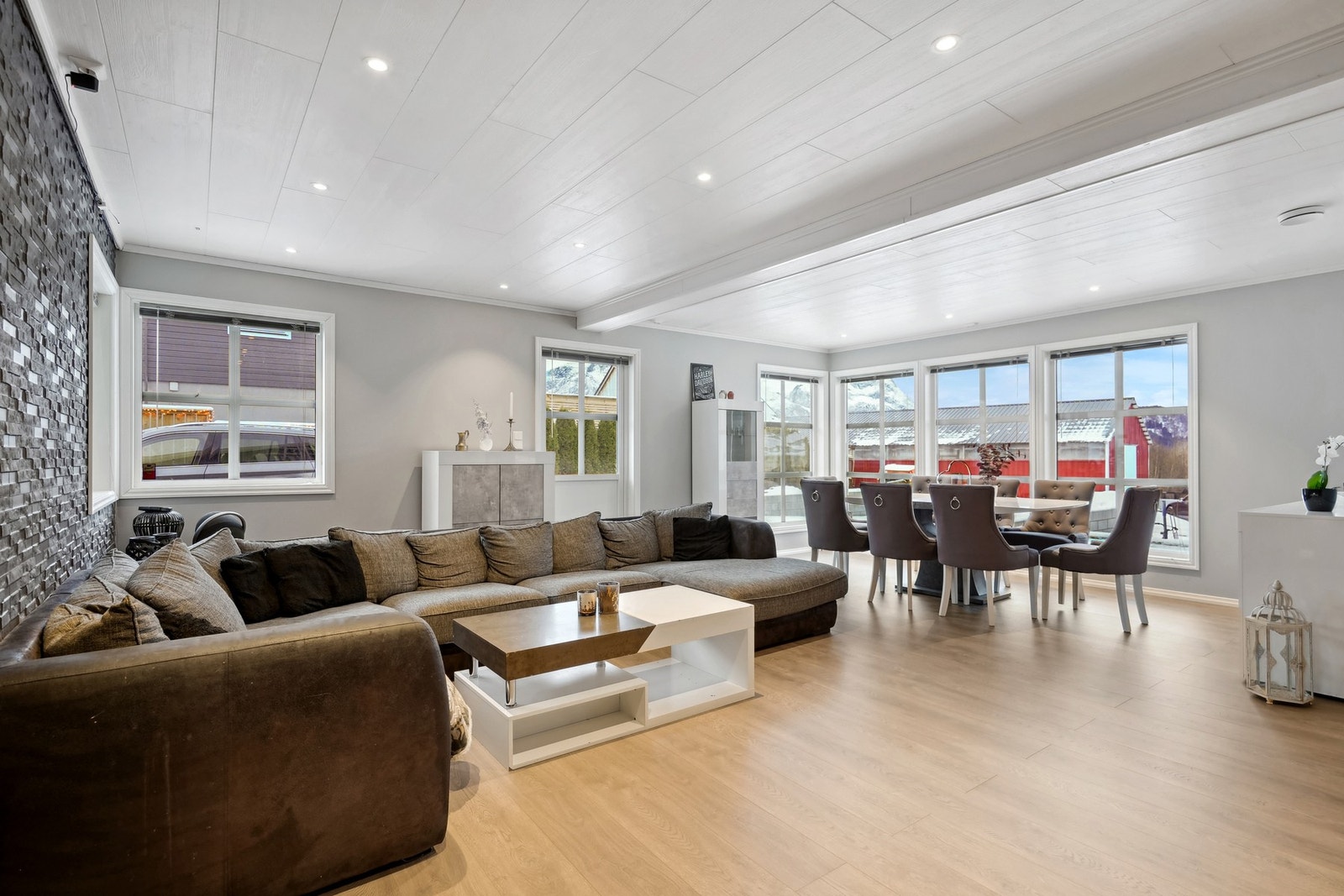 God plass til sofakrok og spisebord. Galleribilde