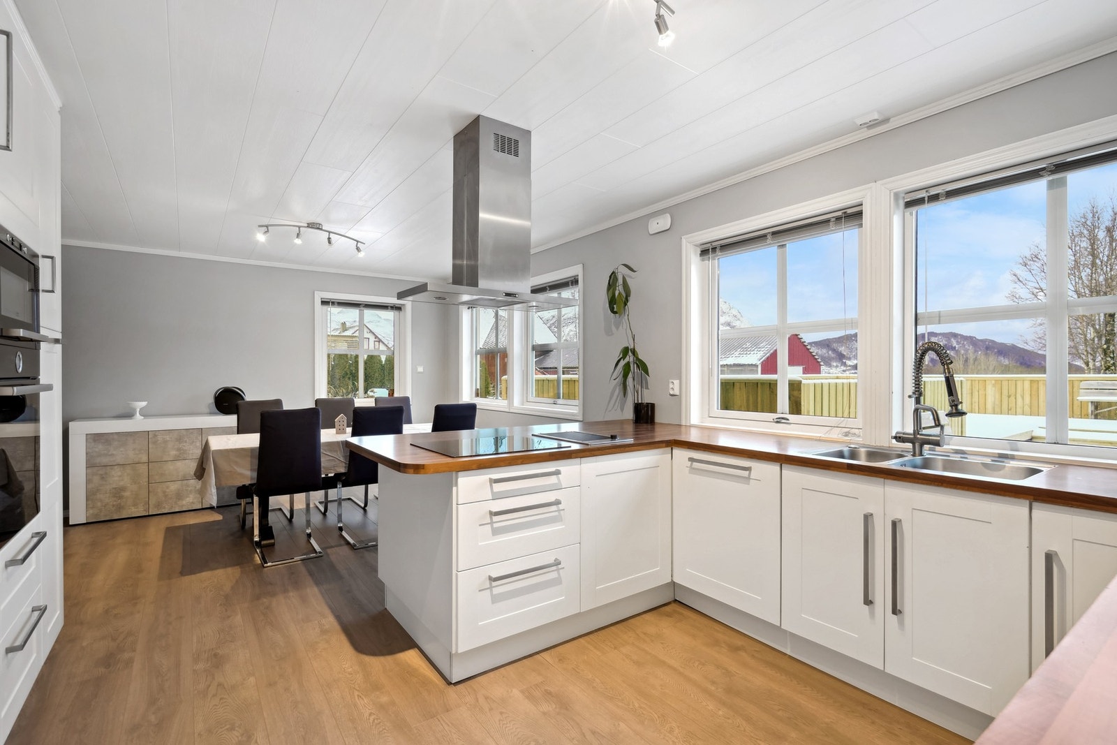 Hvit kjøkkeninnredning fra Ikea. Galleribilde