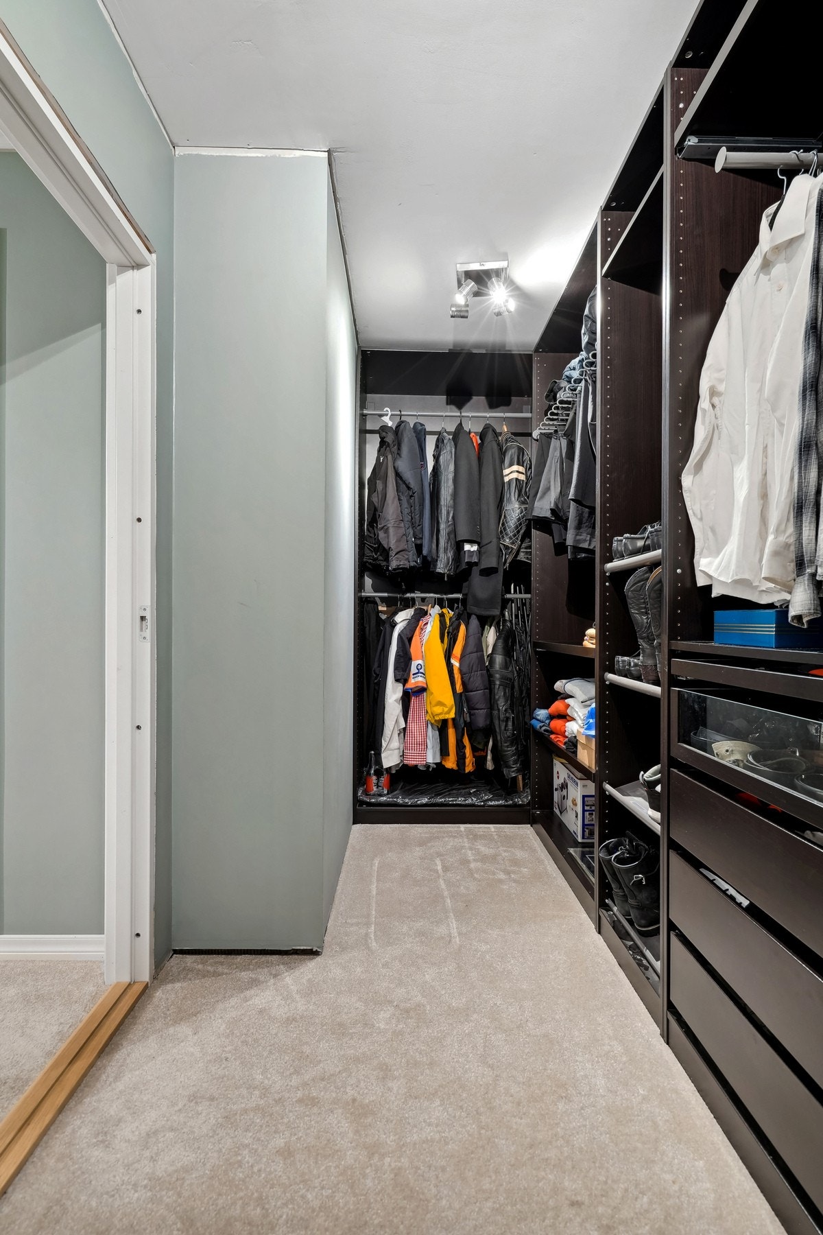 Walk-in garderobe i tilknytning til soverom. Galleribilde