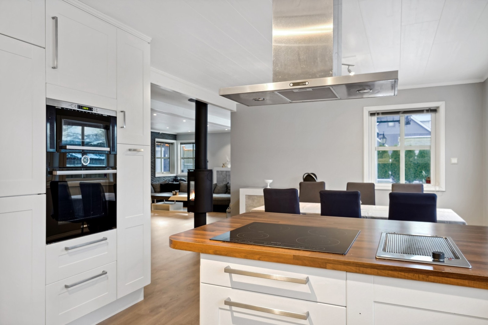 Kjøkkenøy med platetopp. Galleribilde