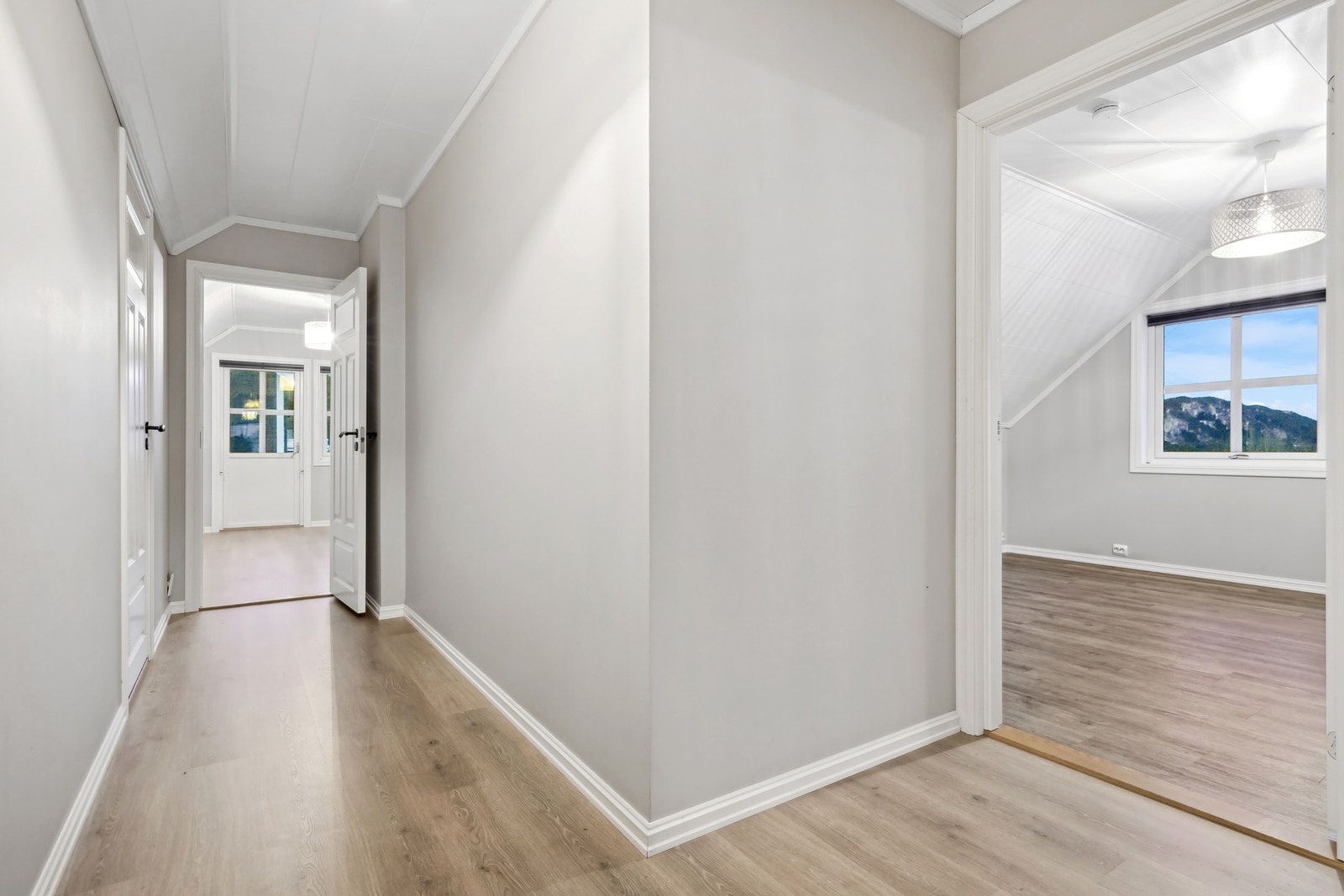 Gang på loft. Galleribilde