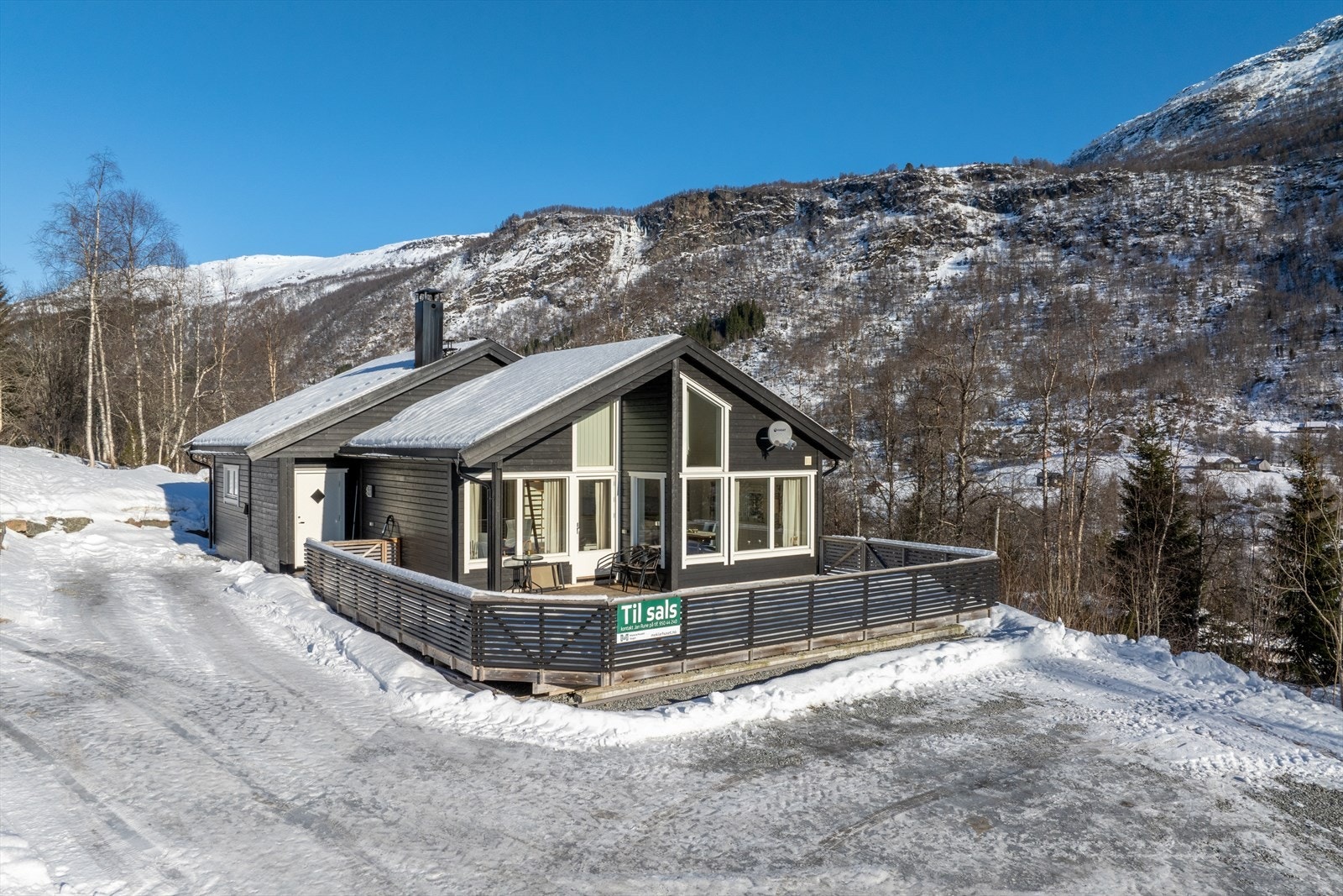 Solid og flott hytte oppført i 2013 med kort avstand til utfartsområdet i Hodlekve. Galleribilde