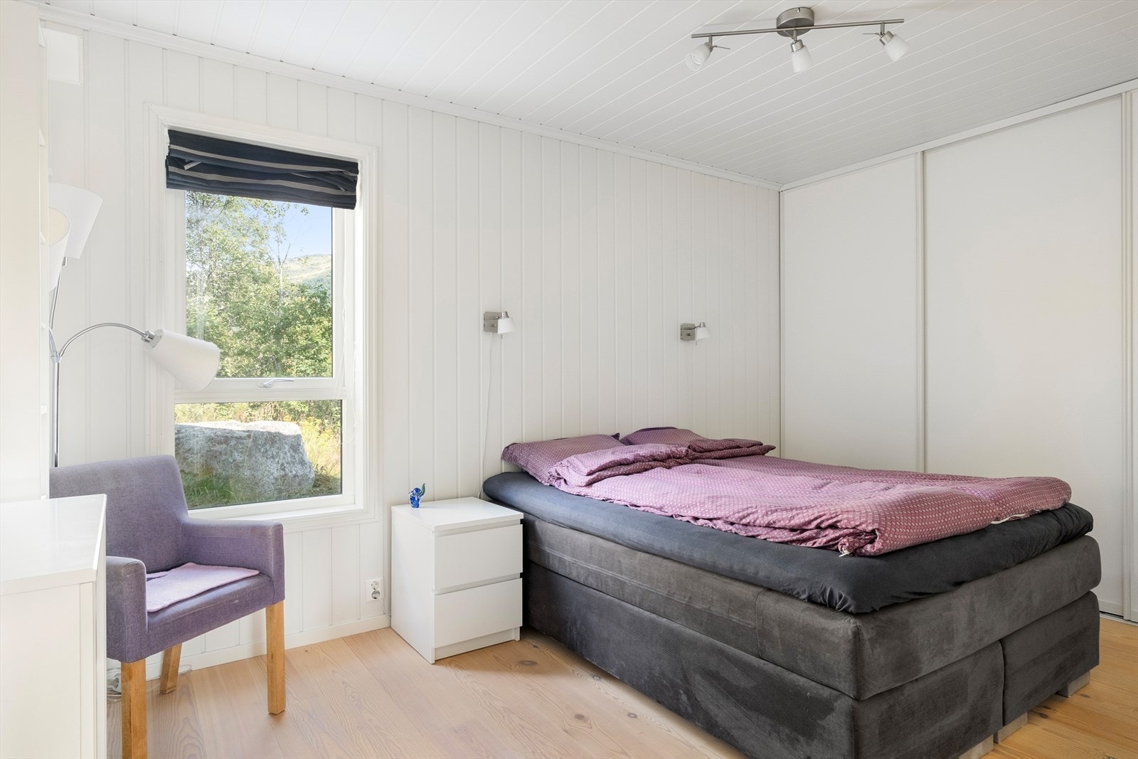 Ein finn tils aman 3 soverom i hytta. Dette rommet har innebygd skyvedørsgarderobe. Galleribilde