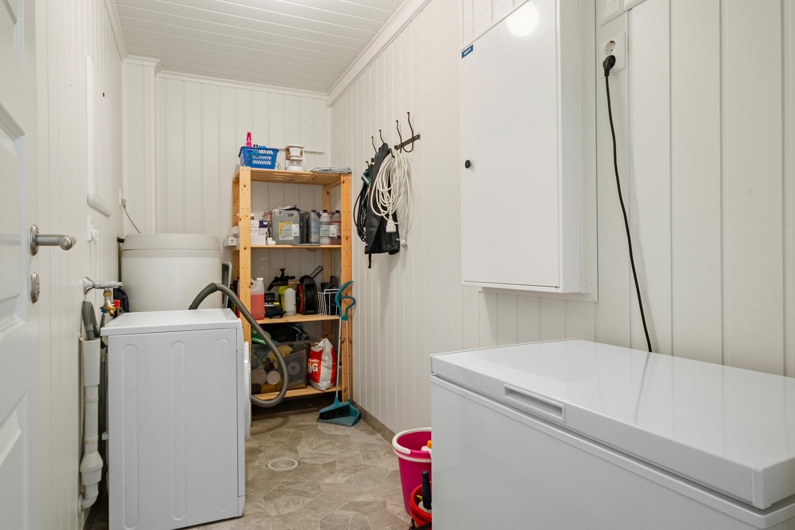 Praktisk innvendig bod med opplegg for vaskemaskin. Galleribilde