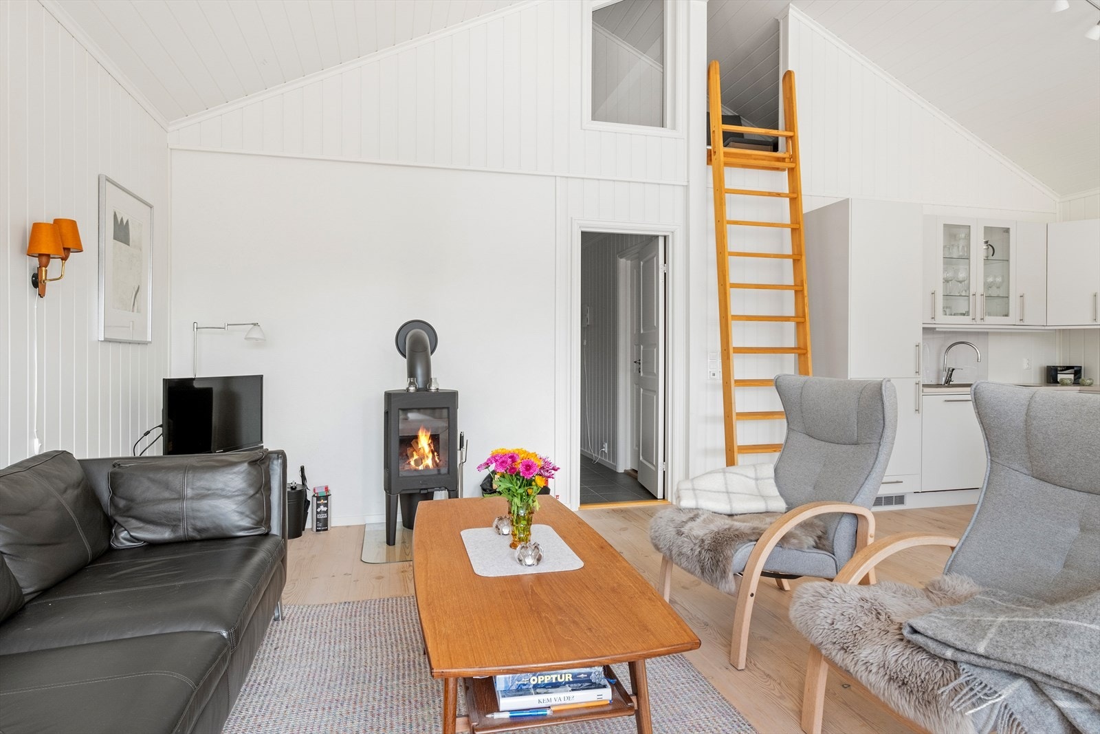 Det er montert god vedomn og varmepumpe som oppvarmingskjelde. Galleribilde