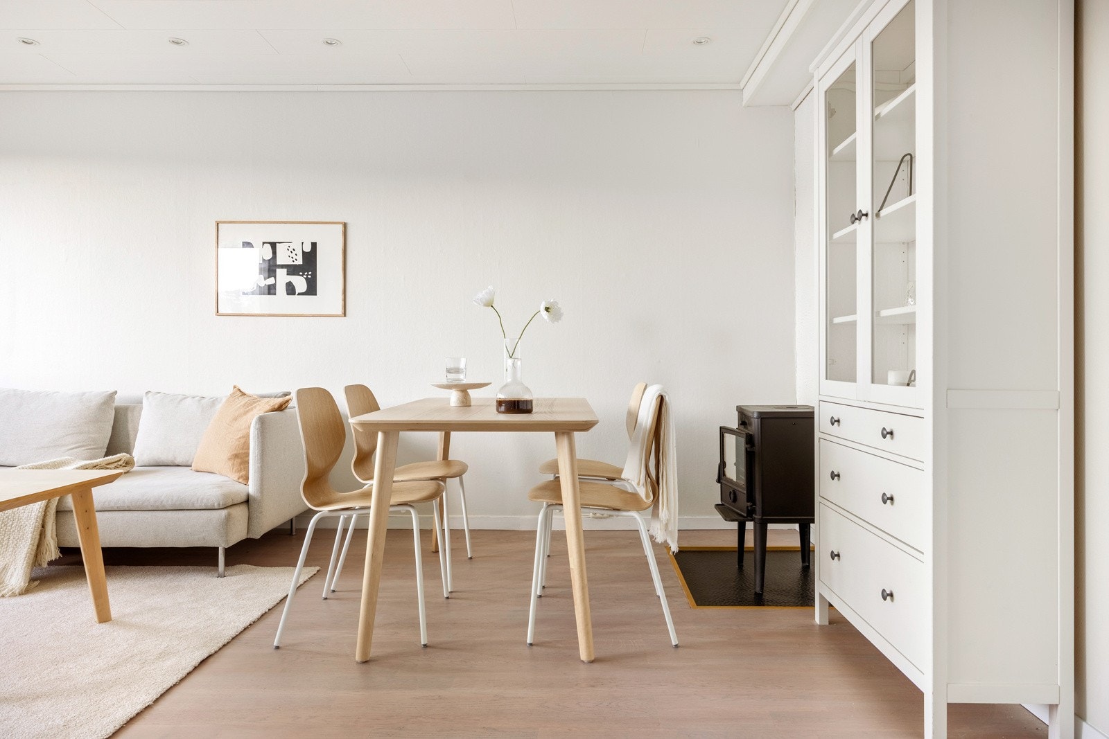 Det er parkett på gulv, malte strie på vegger og takplater i himling og måles til 20 kvm. Galleribilde