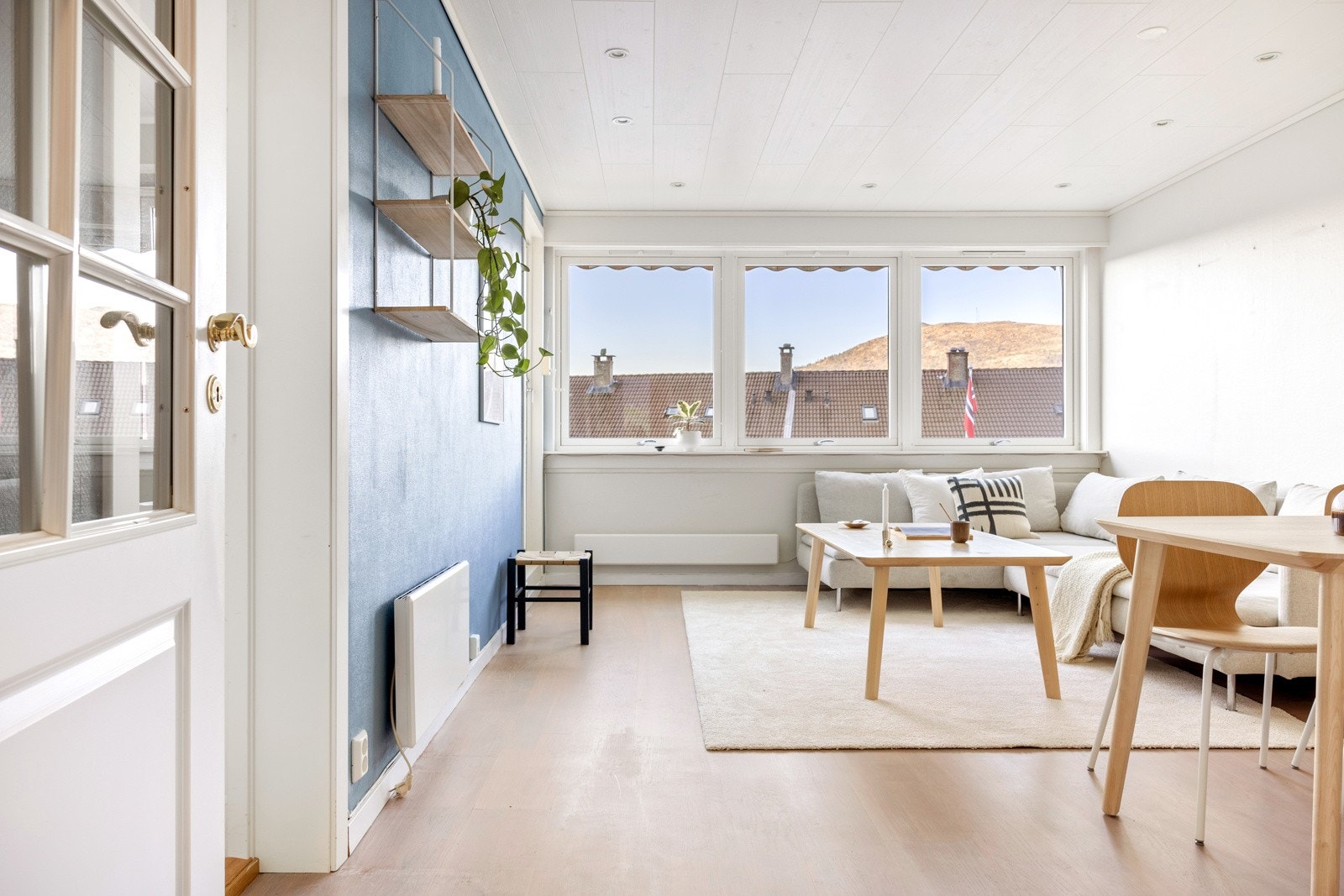 Vi beveger oss videre til en romslig og fin stue. Galleribilde