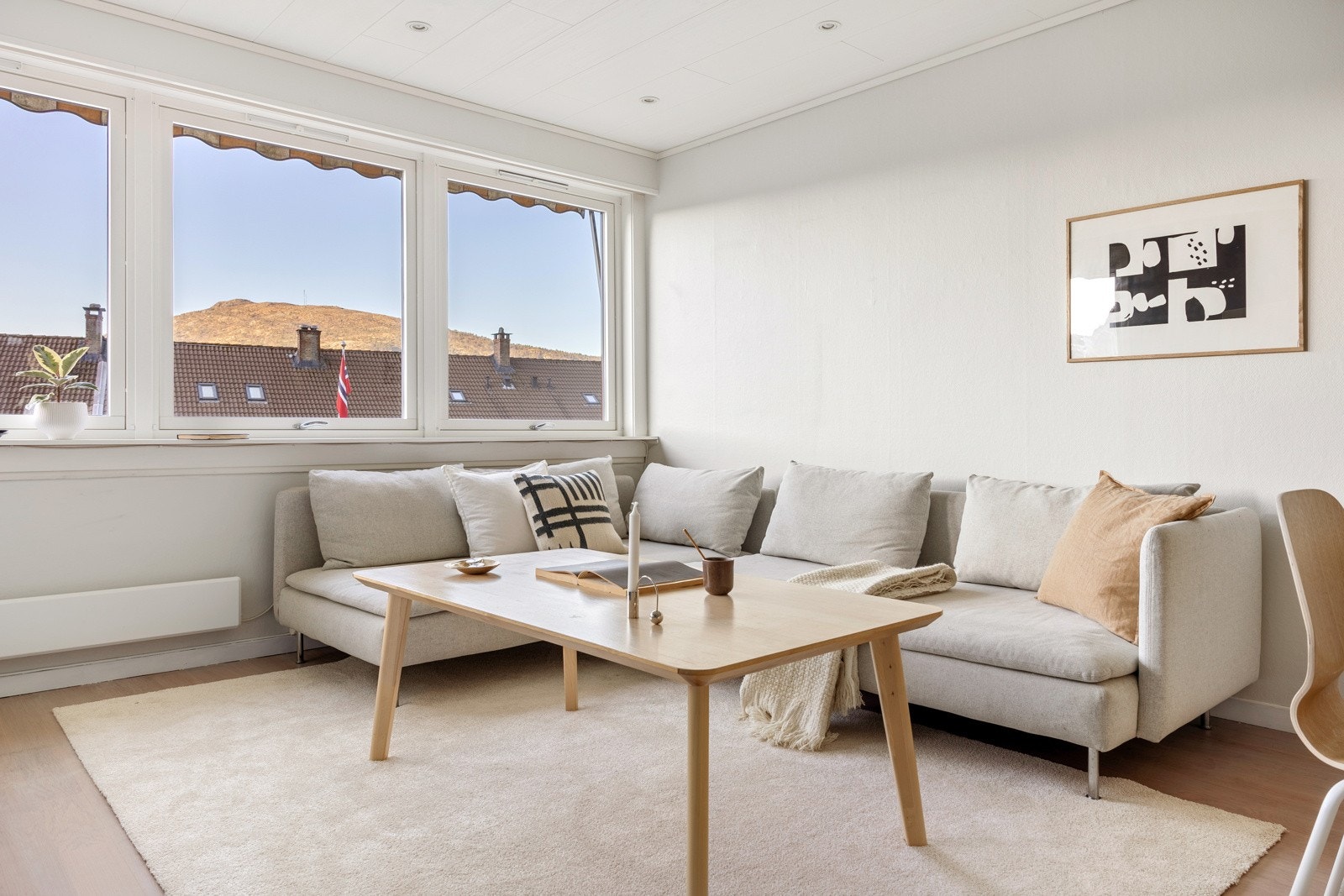 Her er det god plass til å innrede med både sofa- og spisegruppe. Galleribilde