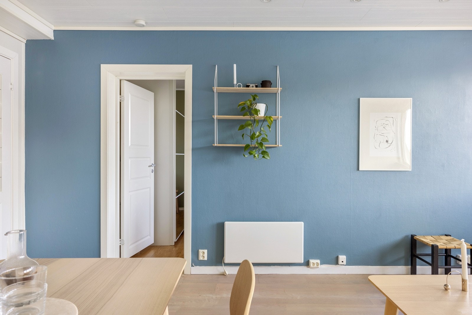 Veggene er malt i en tidsriktig fargetone. Galleribilde