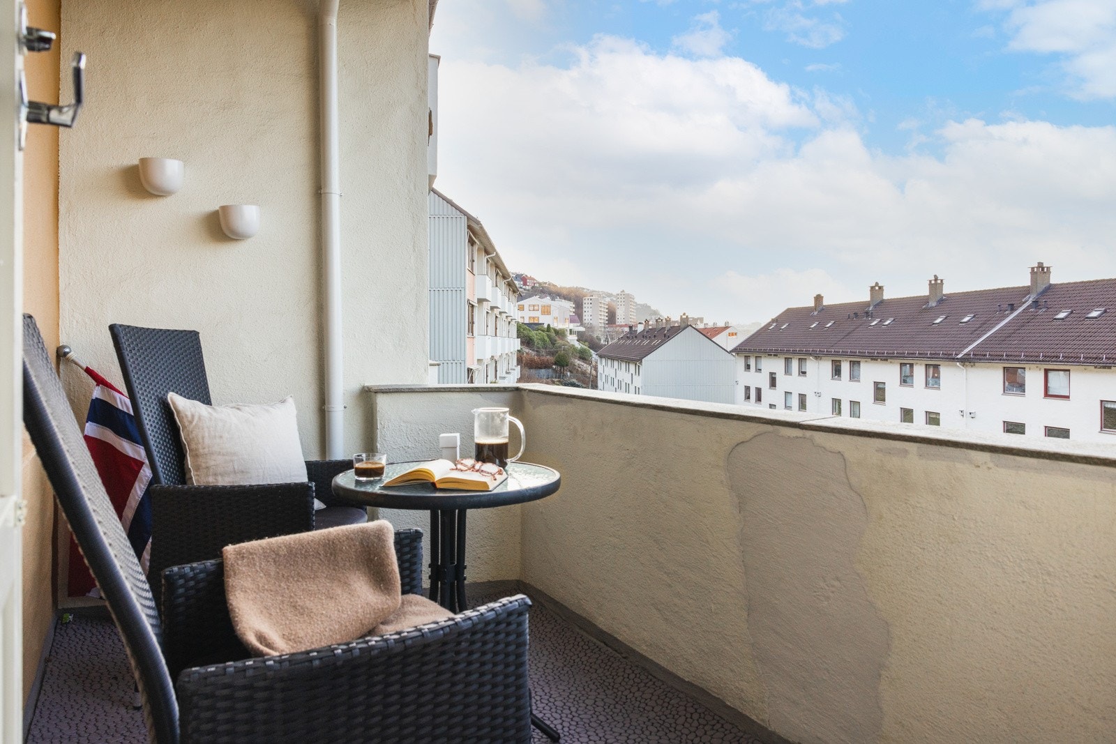 En fin 3-roms med moderne kvaliteter som balansert ventilasjon, nytt bad fra 2024 og egen solrik balkong! Galleribilde