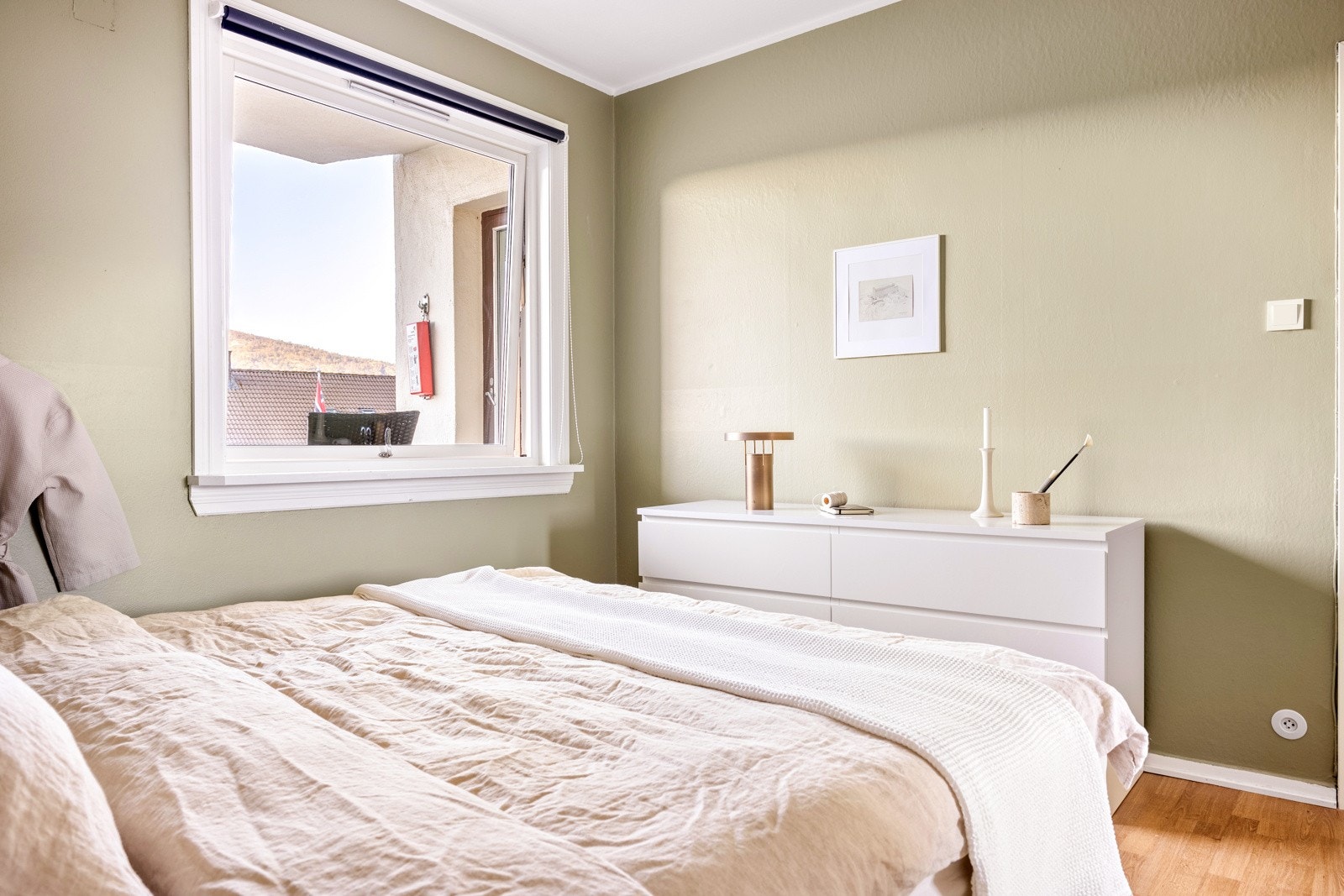 Rommet måles til 13 kvm. Montert ny PAX-garderobe i 2024. Galleribilde