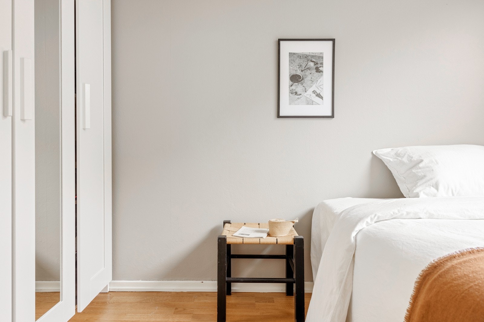 Rommet måles til 6,6 kvm og passer ypperlig som barne- eller gjesterom. Galleribilde