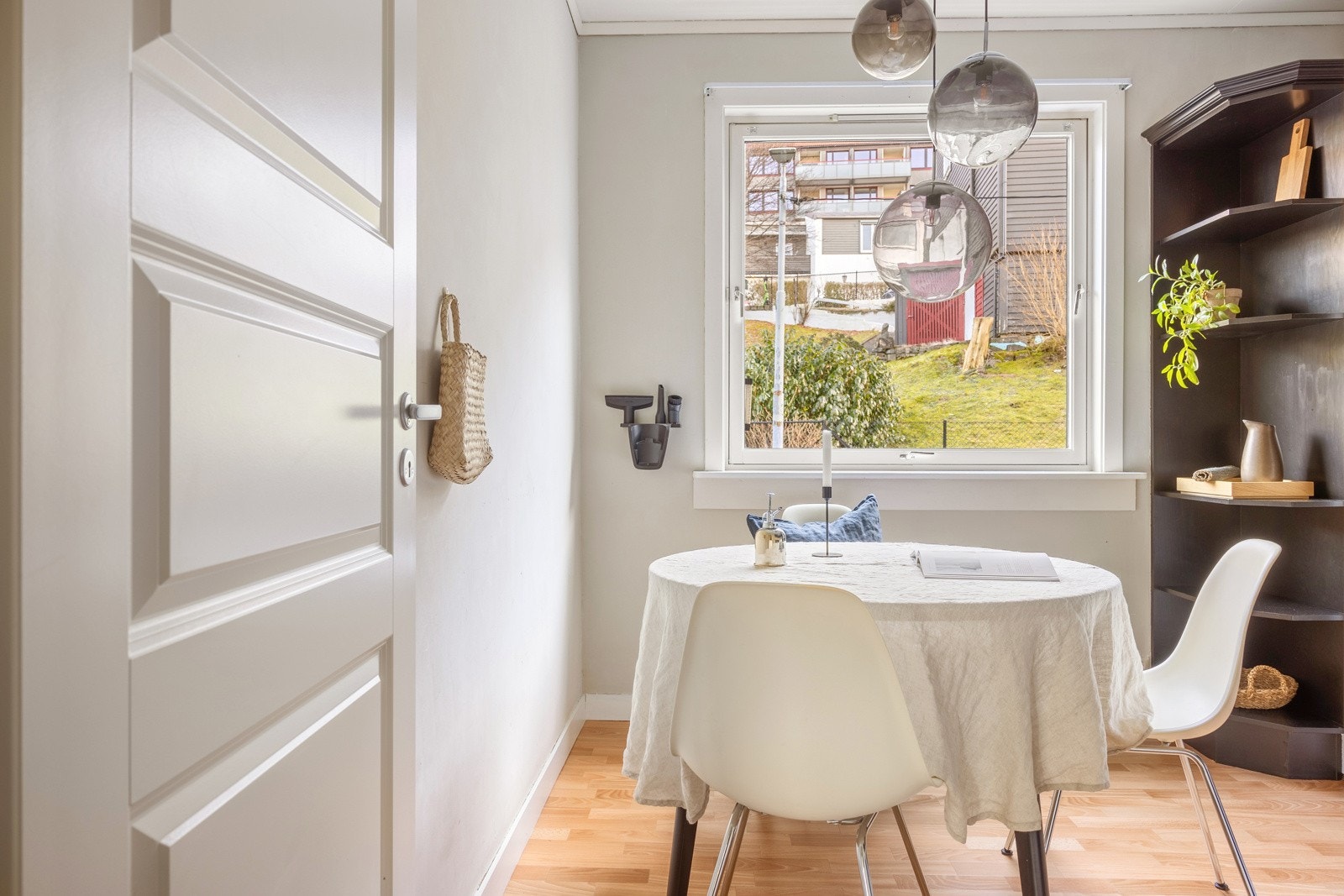 Kjøkkenet ligger fint til med en praktisk løsning med god skap- og benkeplass. Galleribilde