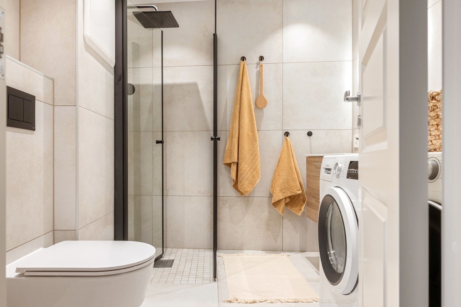 Badet er helfliset og har innfelte downlights i himling. Det er selvfølgelig varme i gulvet. Galleribilde