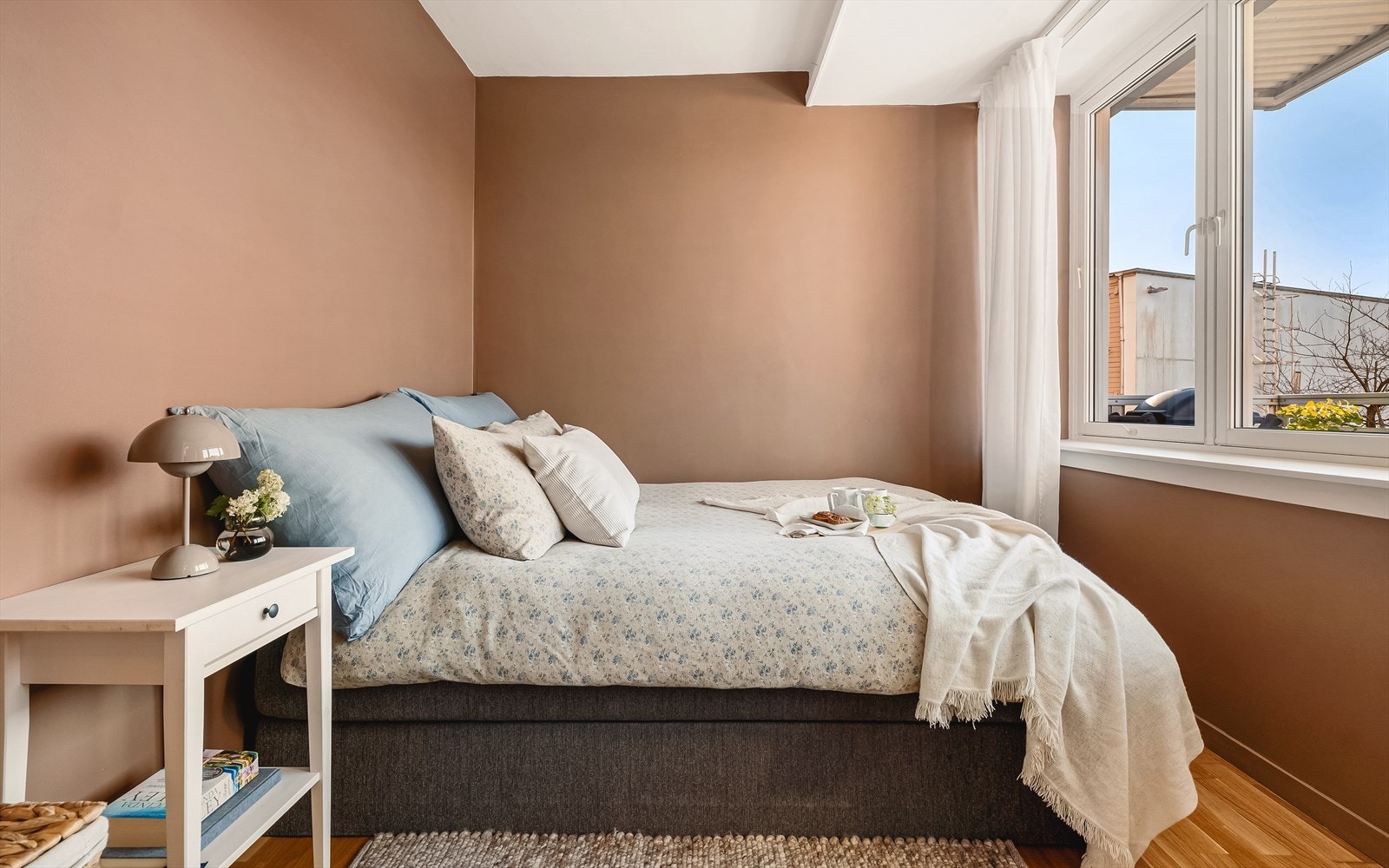 Leiligheten har tre soverom, to av rommene er vendt mot sør, siste mot vest. Galleribilde