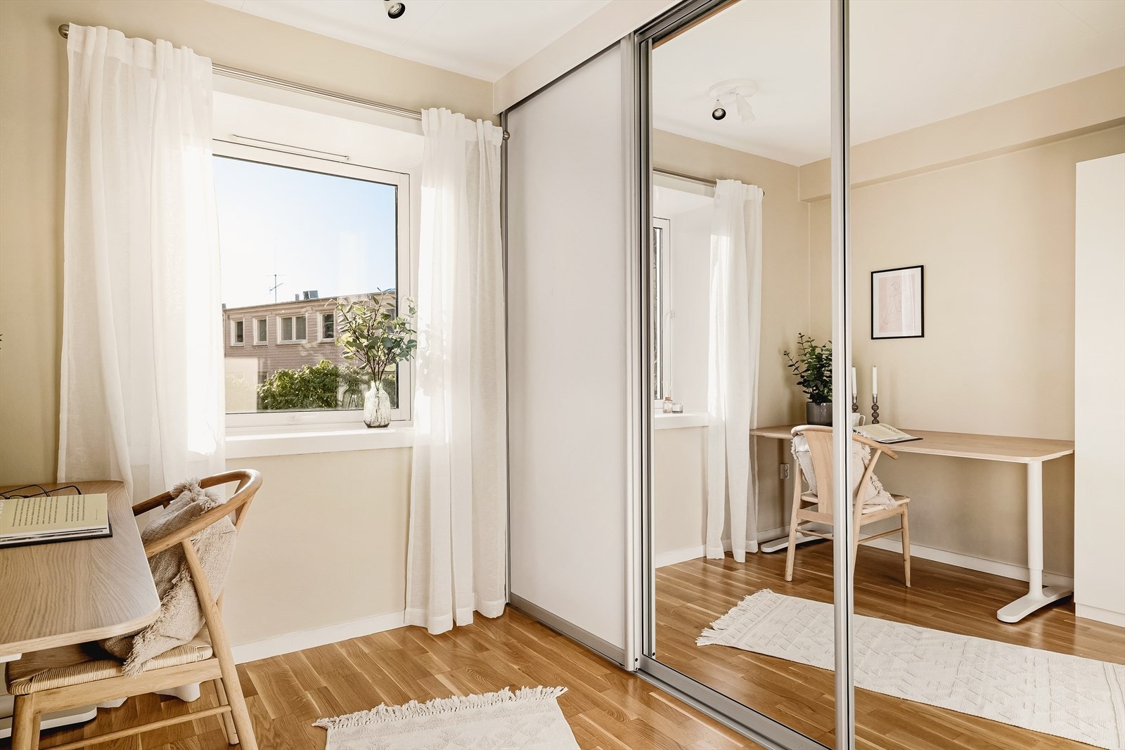 Tilhørende skyvedørsgarderobe og skap på soverom 2. Galleribilde