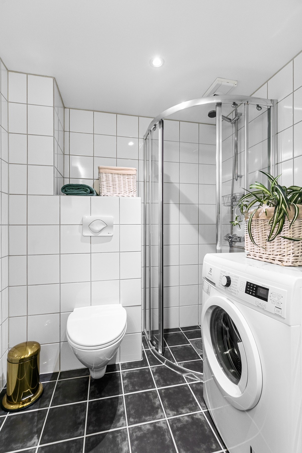 Badet er av fin størrelse. Vaskemaskinen medfølger i handelen. Galleribilde