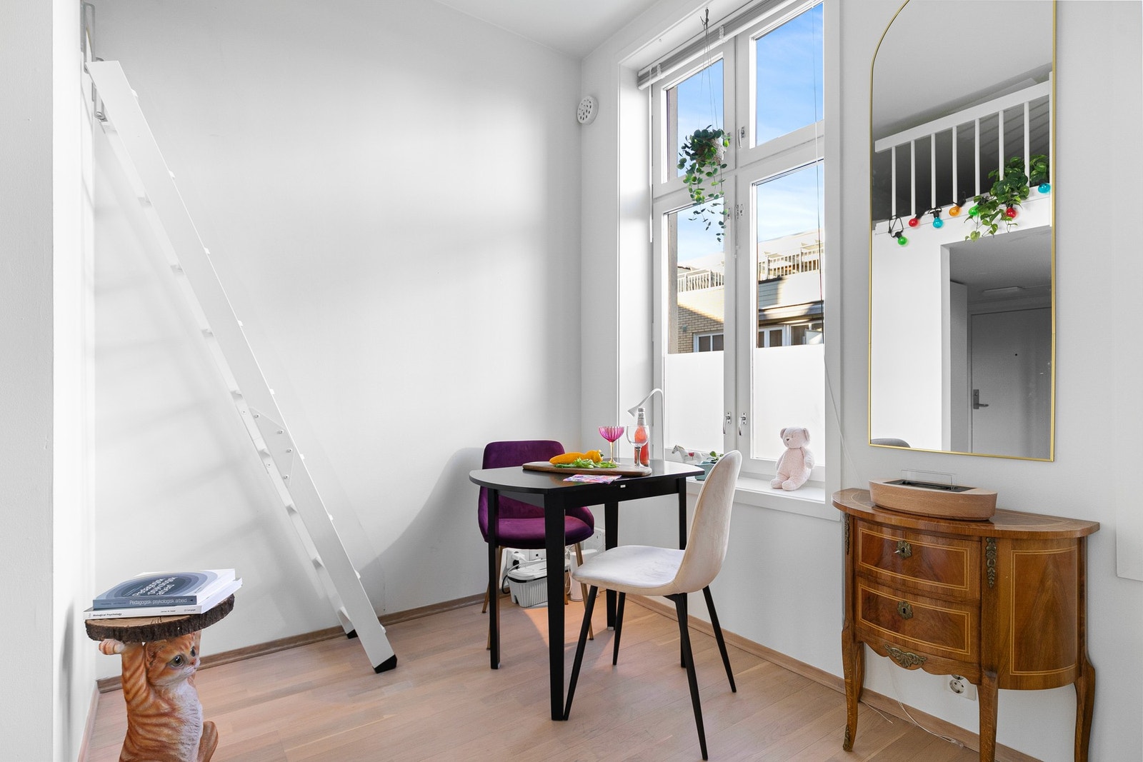 Opp til hemsen er det trapp som kan skyves mot veggen når den ikke er i bruk. Galleribilde