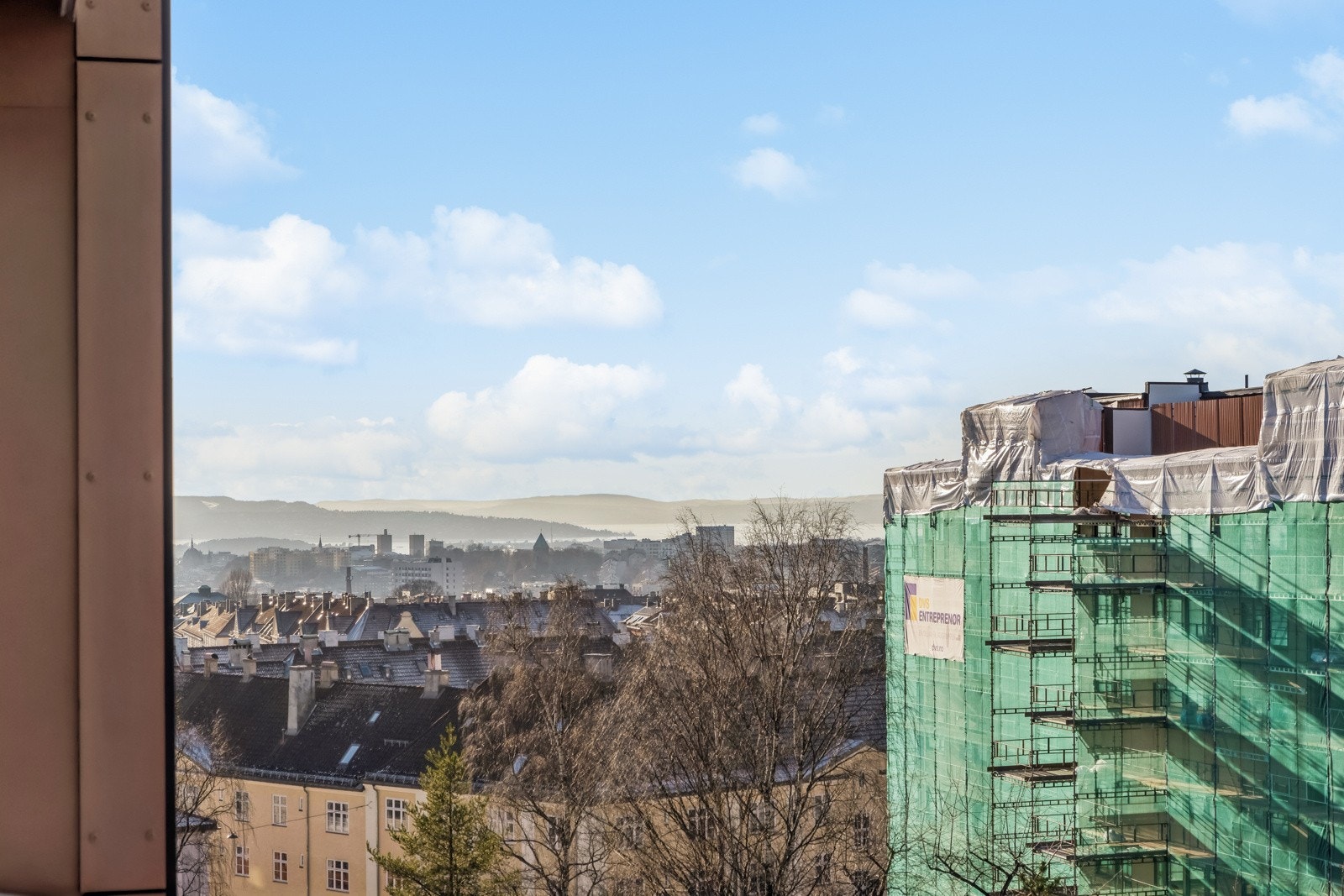 Boligen ligger i byggets toppetasje med flotte sol- og utsiktsforhold Galleribilde