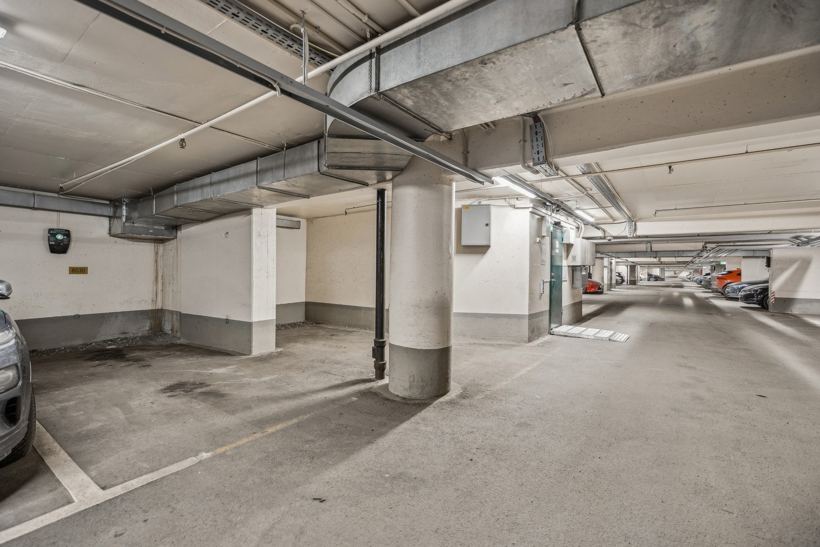 Boligen disponerer parkeringsplass med el-billader Galleribilde