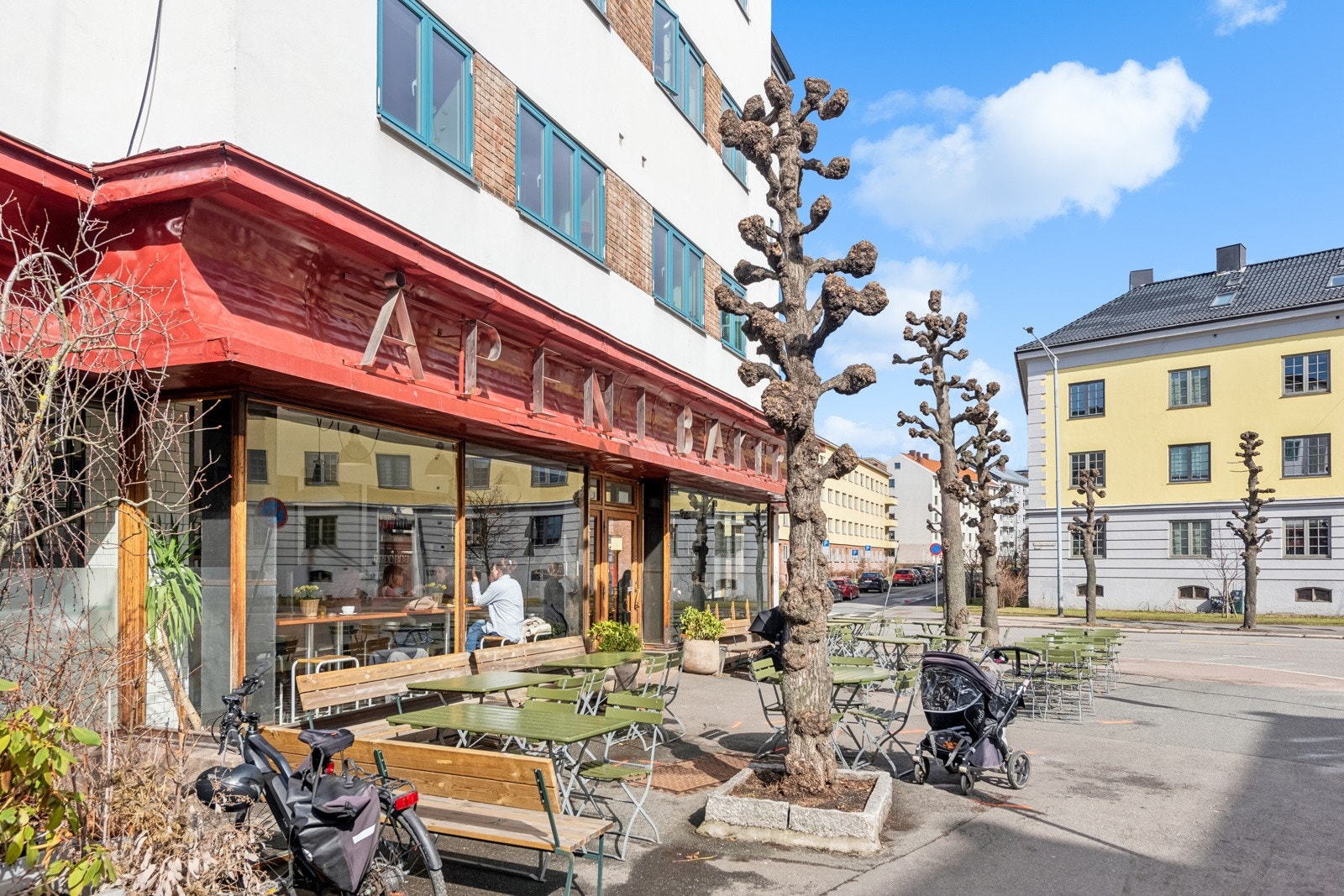 Åpent Bakeri som ligger vis a vis boligen er en av mange hyggelig spisesteder Galleribilde