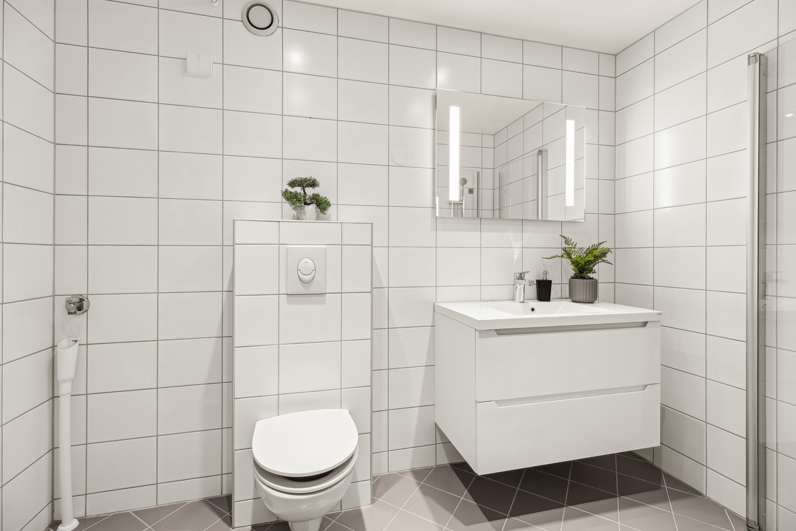 Pent flislagt bad fra 2016 med varmekabler i gulv og opplegg for vaskemaskin Galleribilde