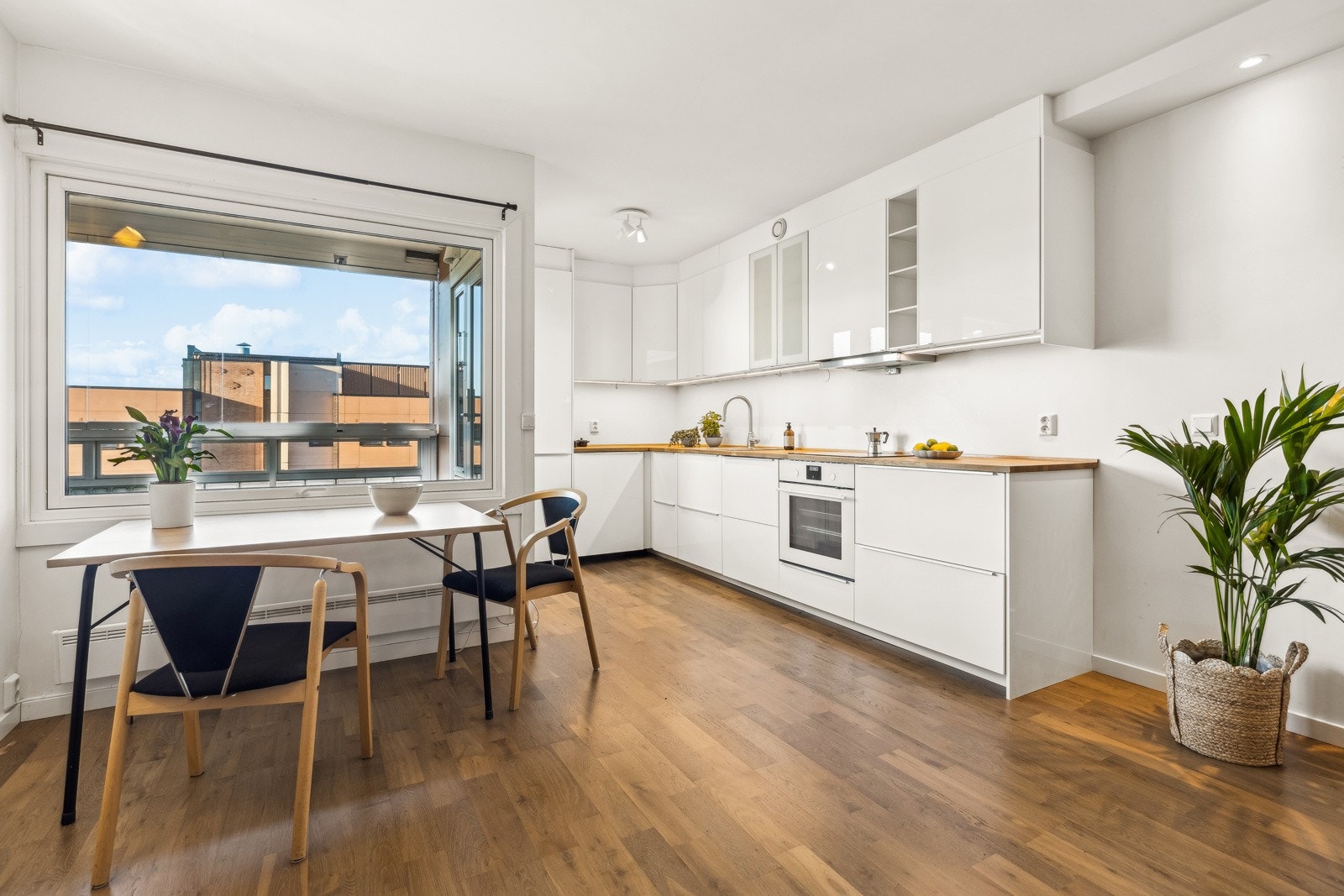 Det er god plass til både sofagruppe og spisebord i stue Galleribilde